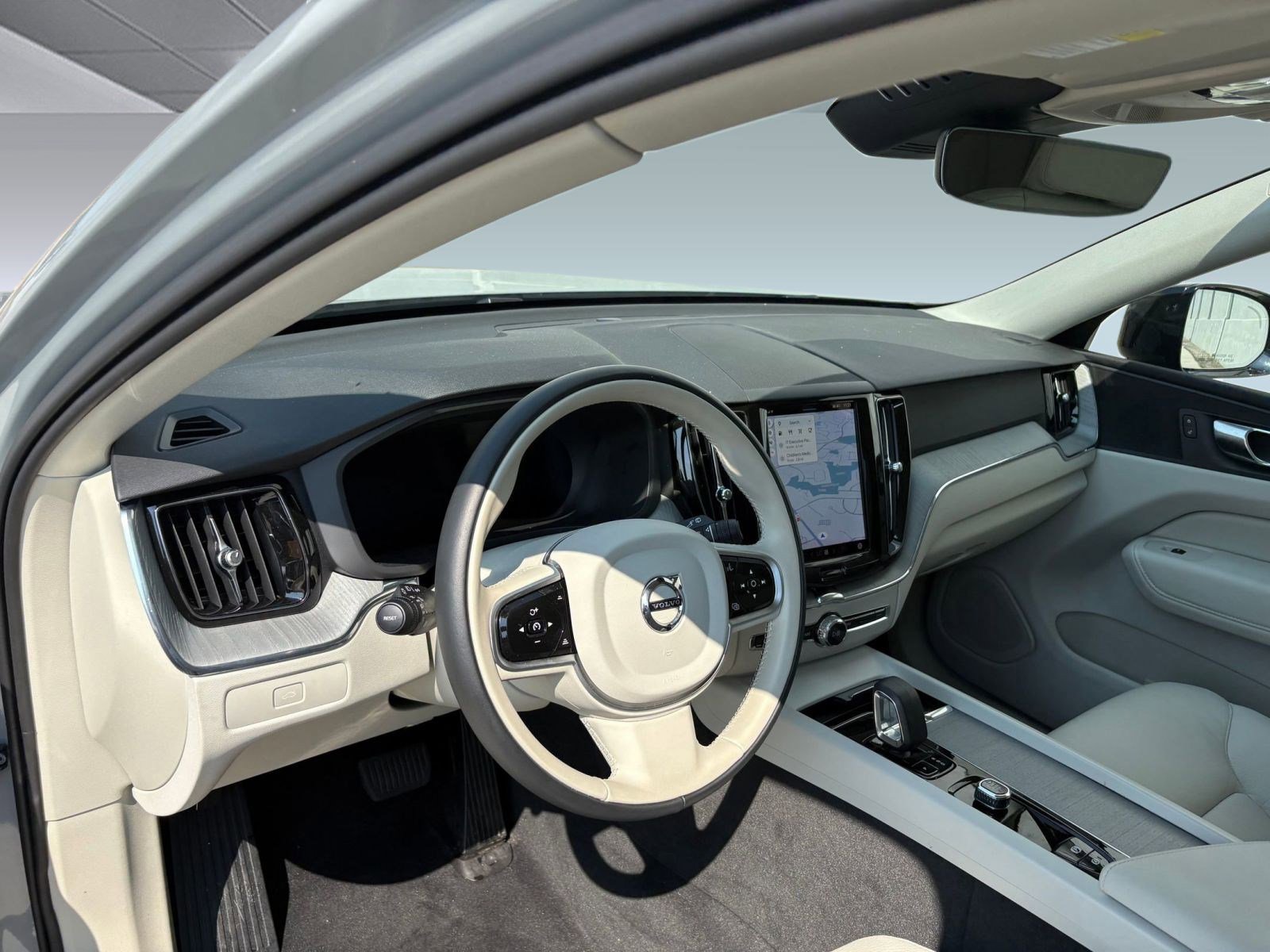 2025 Volvo XC60 B5 Plus photo 4