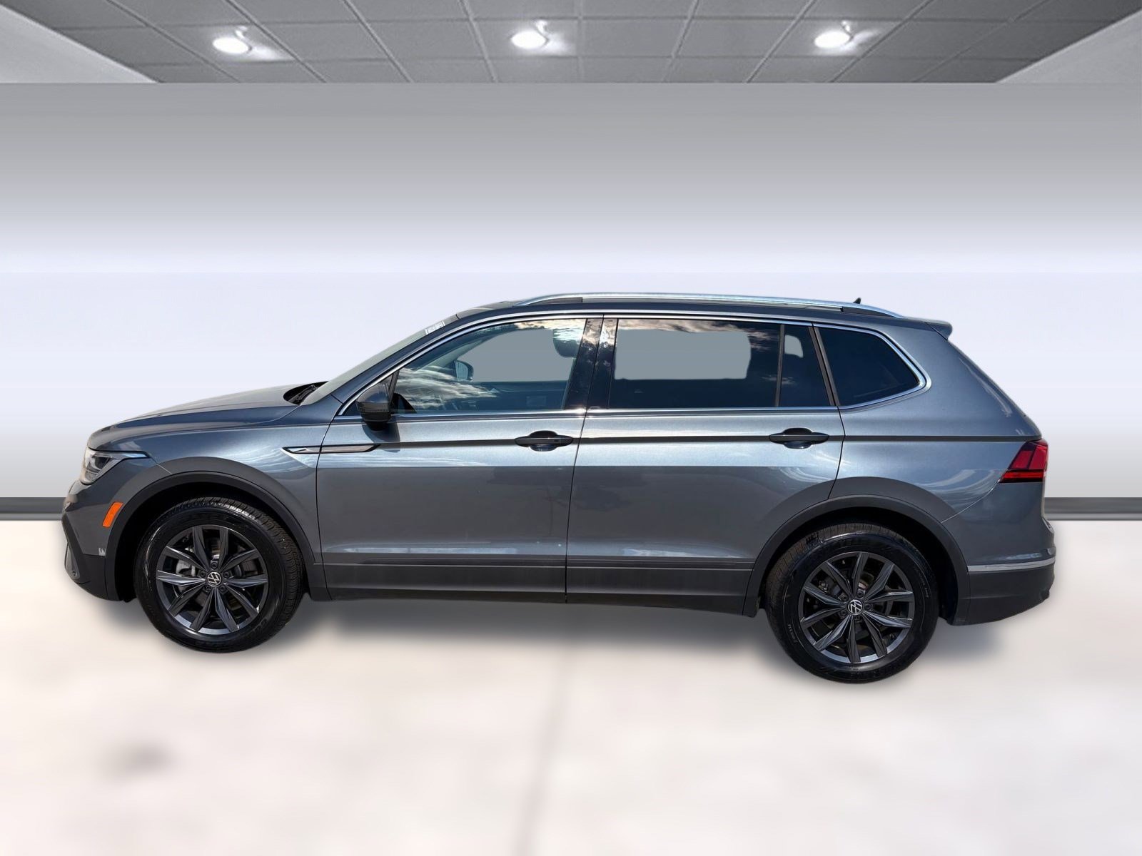 2022 Volkswagen Tiguan SE photo 2