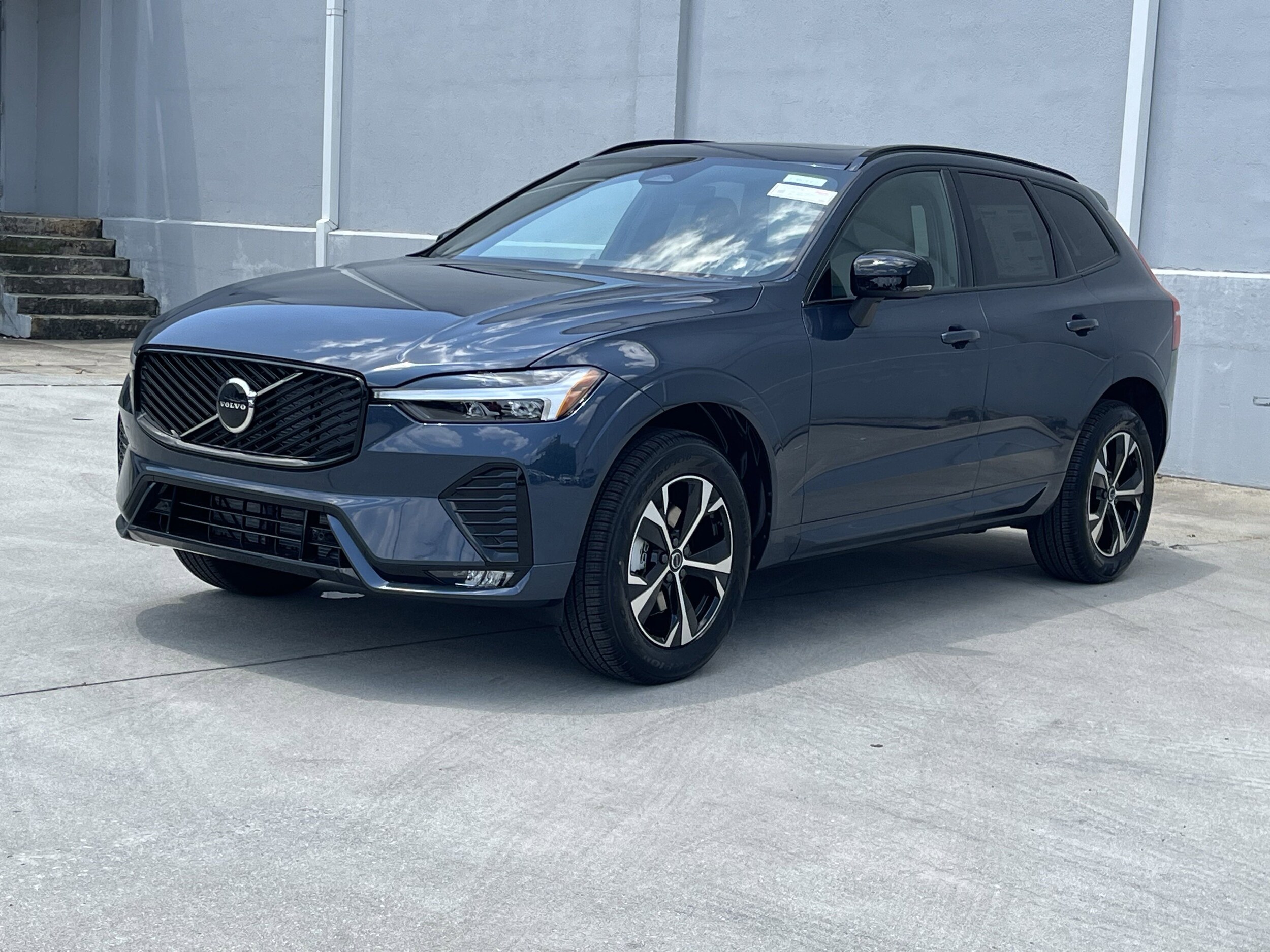 2026 Volvo XC60 B5 Core photo 2