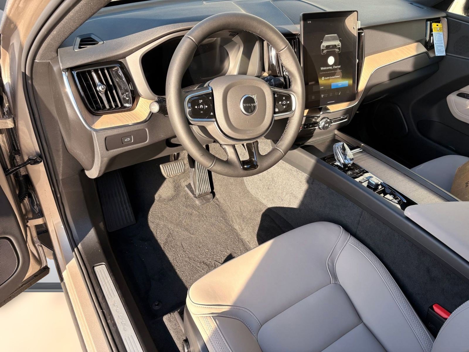 2026 Volvo XC60 B5 Plus photo 4