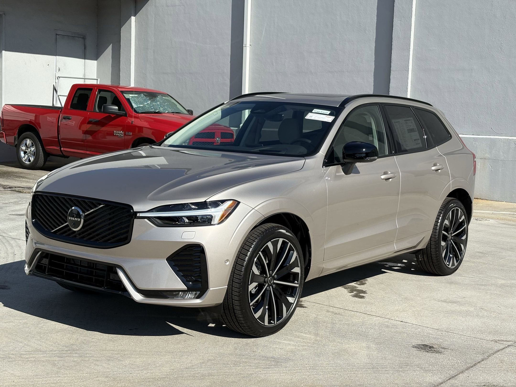 2026 Volvo XC60 B5 photo 2