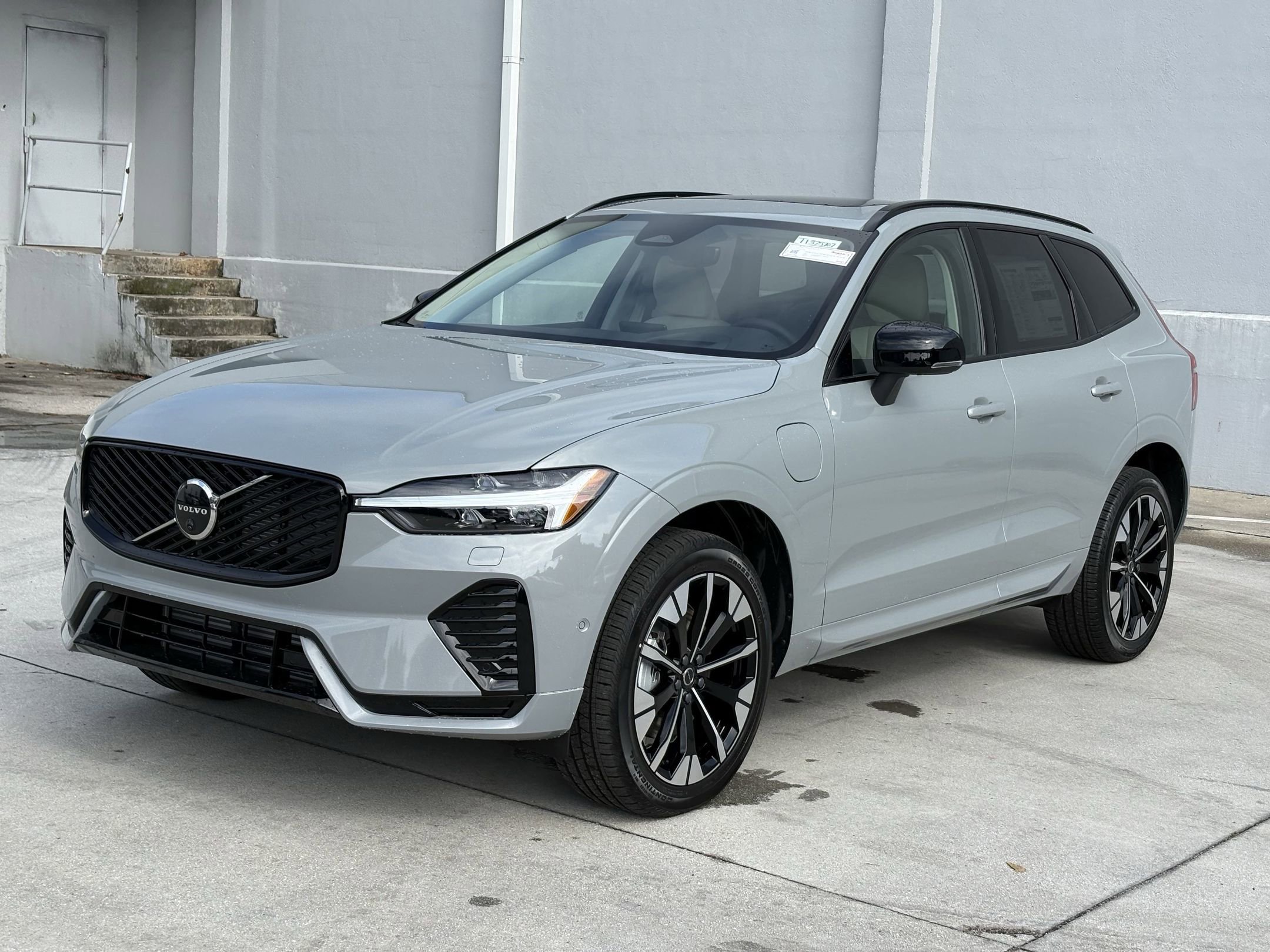 2026 Volvo XC60 Hybrid T8 photo 2