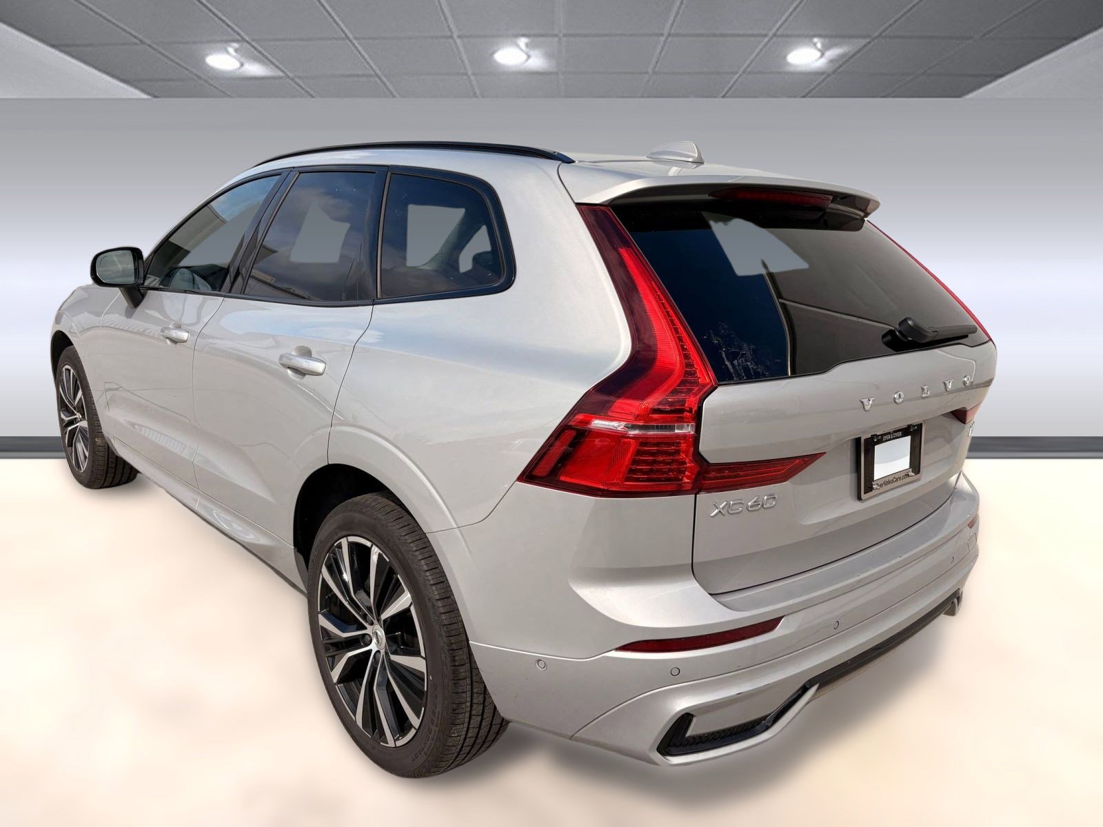 2025 Volvo XC60 Plus photo 3