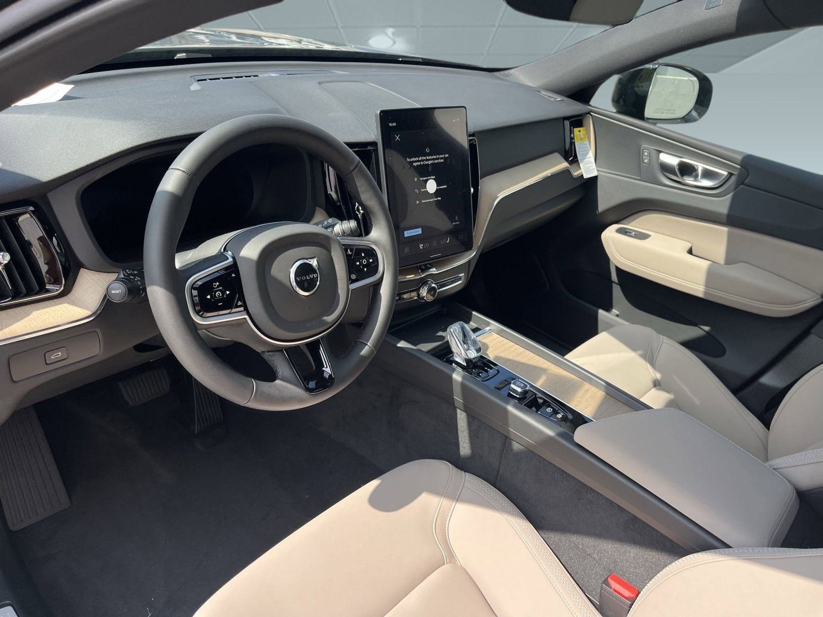 2026 Volvo XC60 B5 Core photo 4