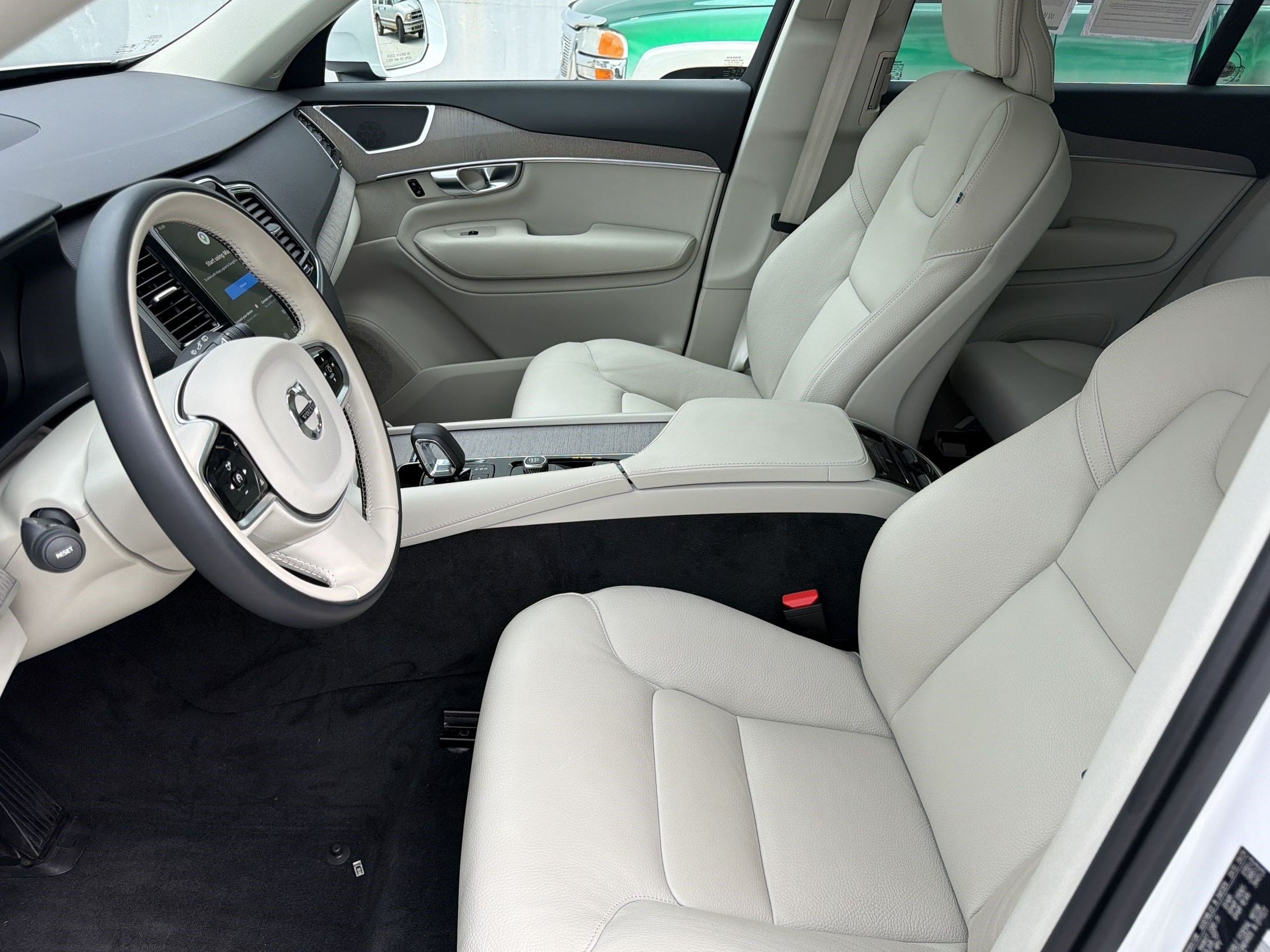 XC90 Plus Bright Theme SUV