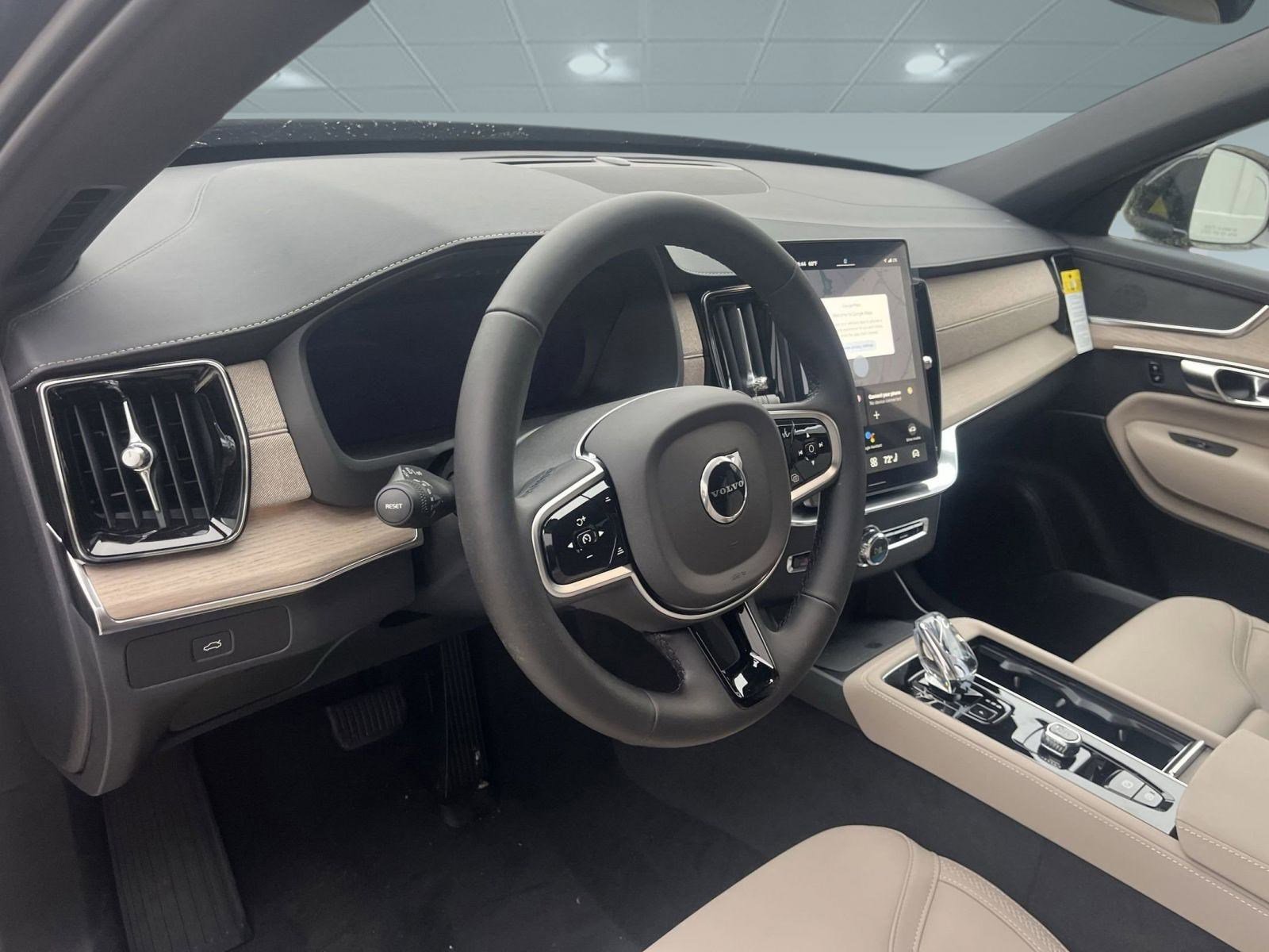 2025 Volvo XC90 Core photo 4