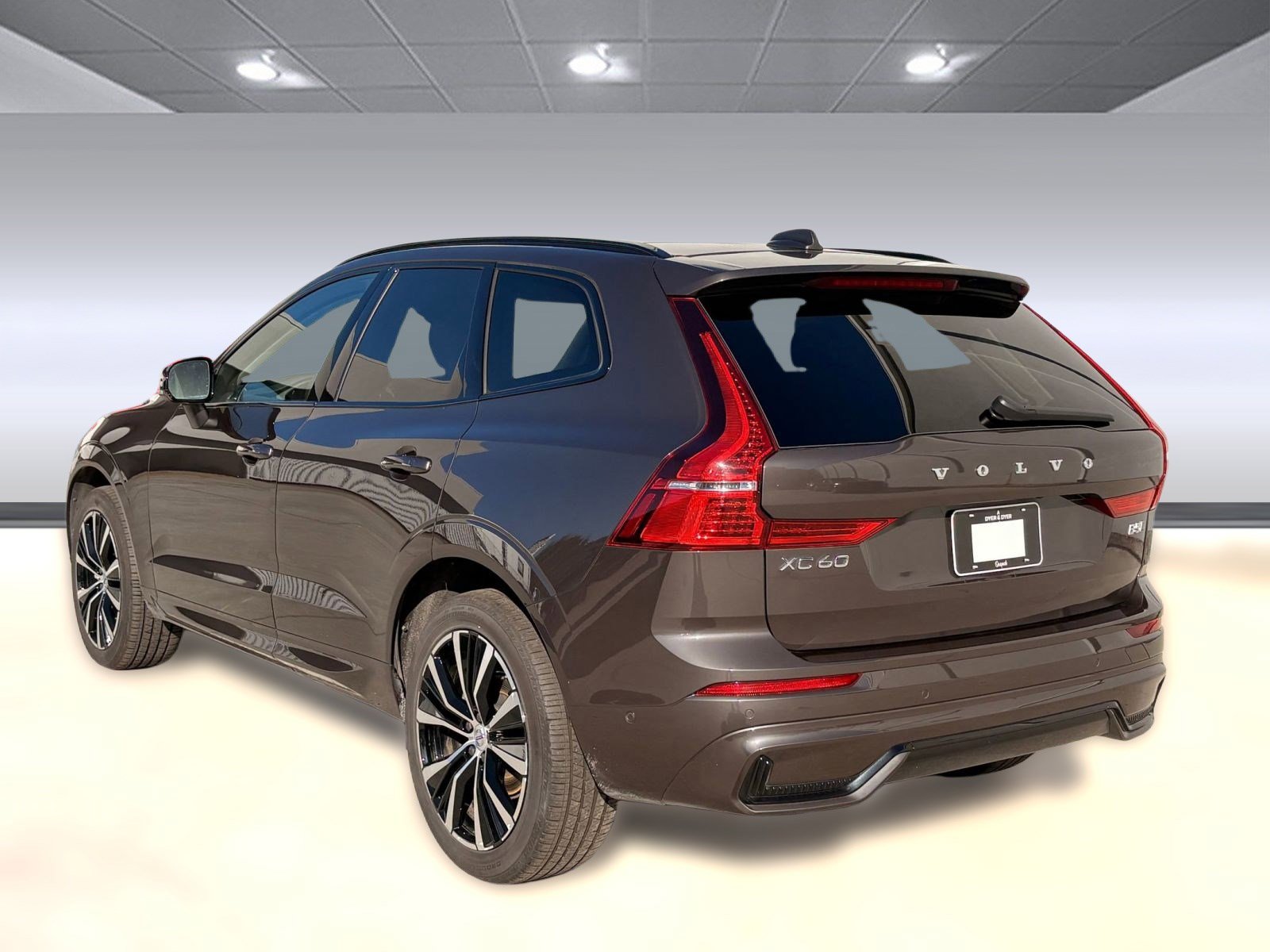 2025 Volvo XC60 Plus photo 3