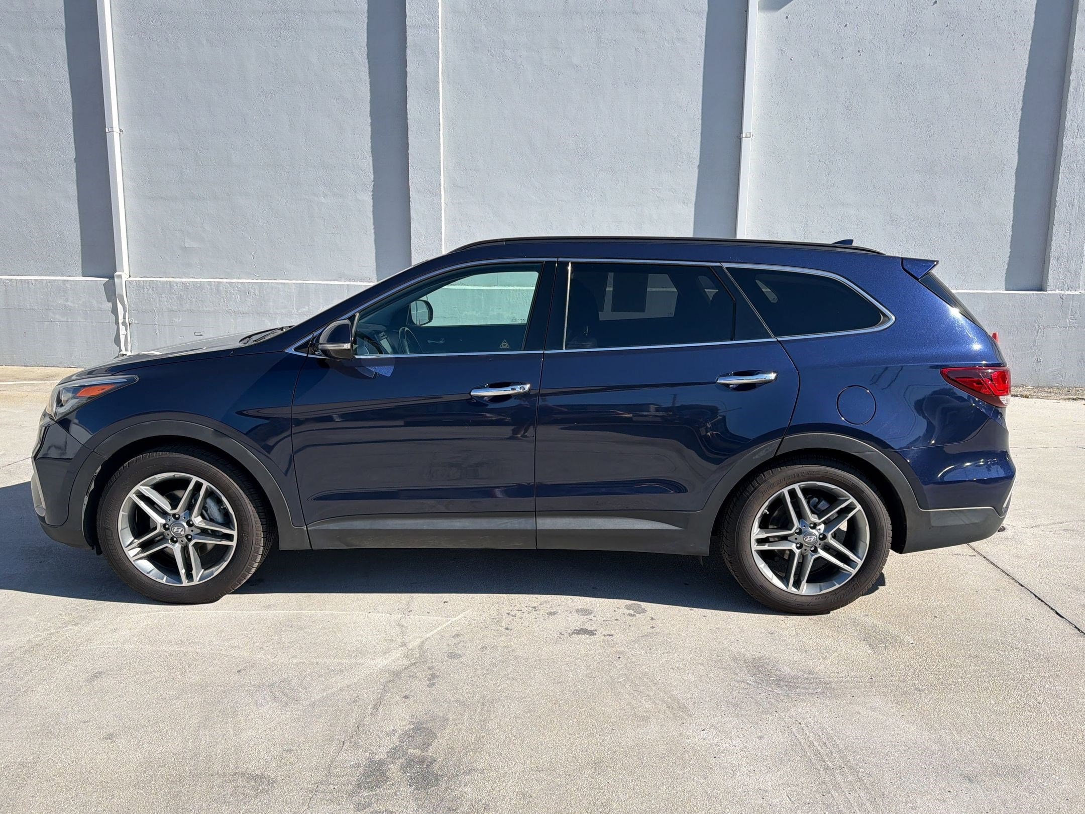 Used 2018 Hyundai Santa Fe SE Ultimate with VIN KM8SR4HF8JU274583 for sale in Chamblee, GA
