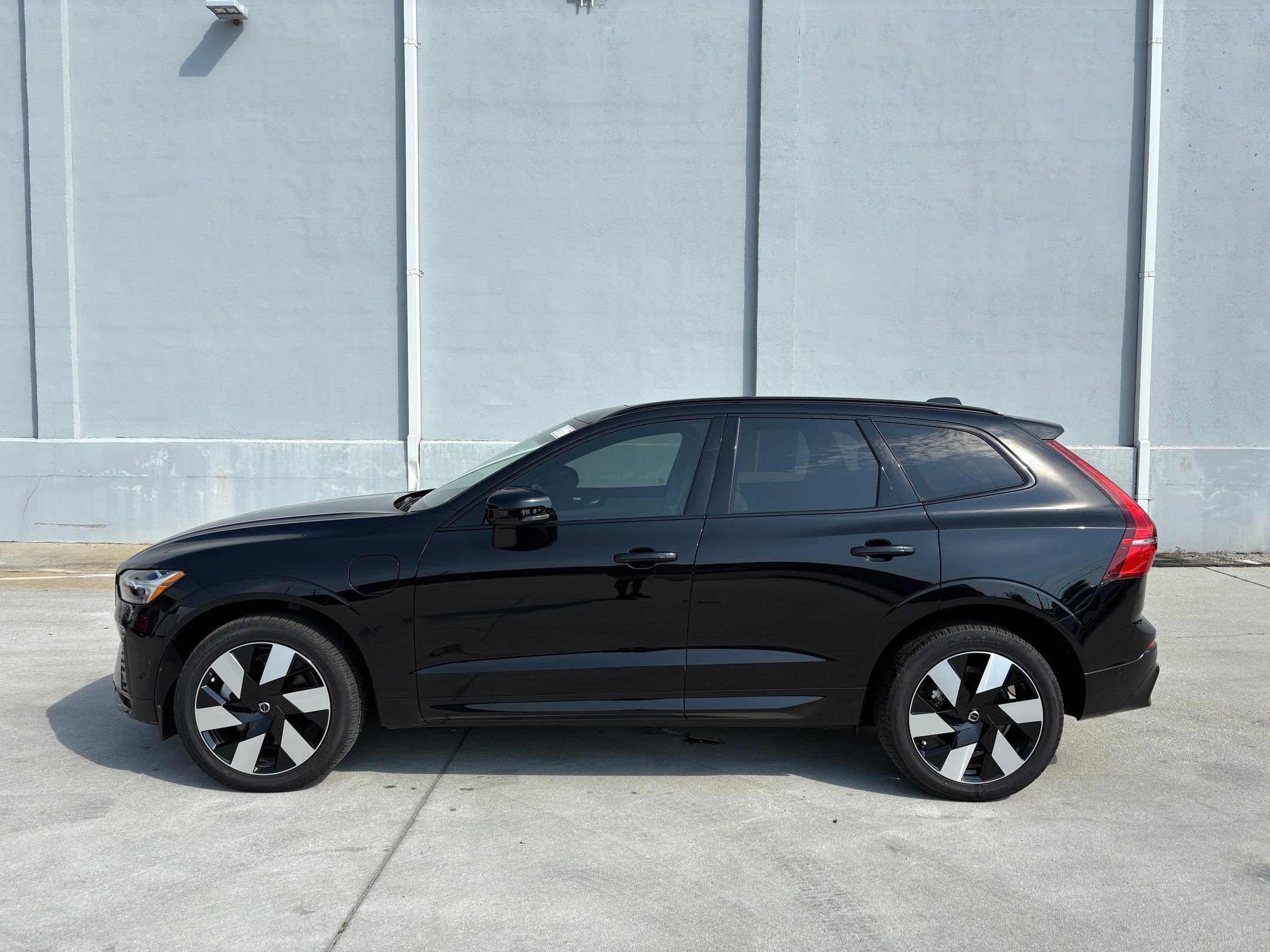 2025 Volvo XC60 Hybrid Plus photo 2