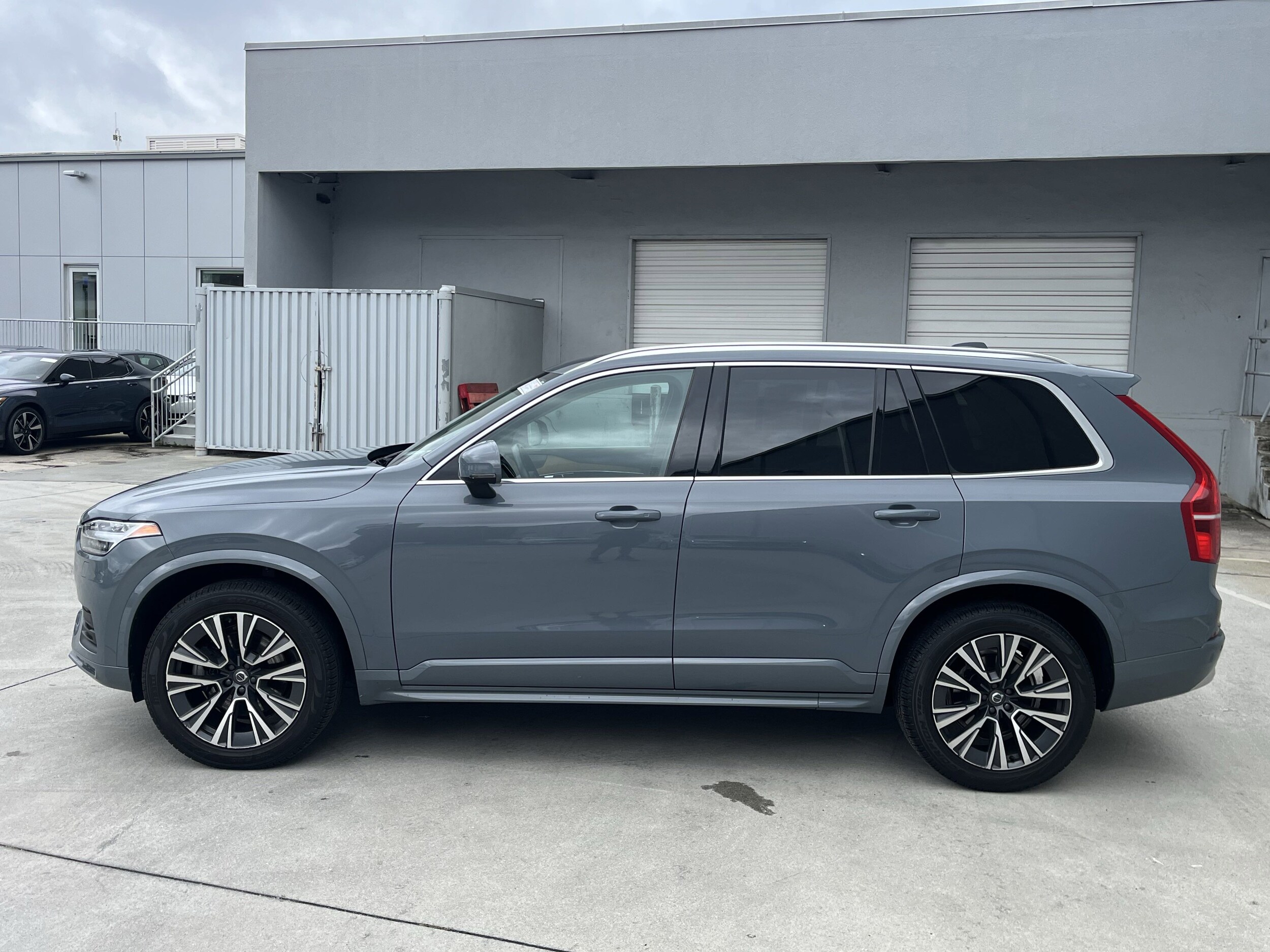 2022 Volvo XC90 T6 AWD Momentum photo 4