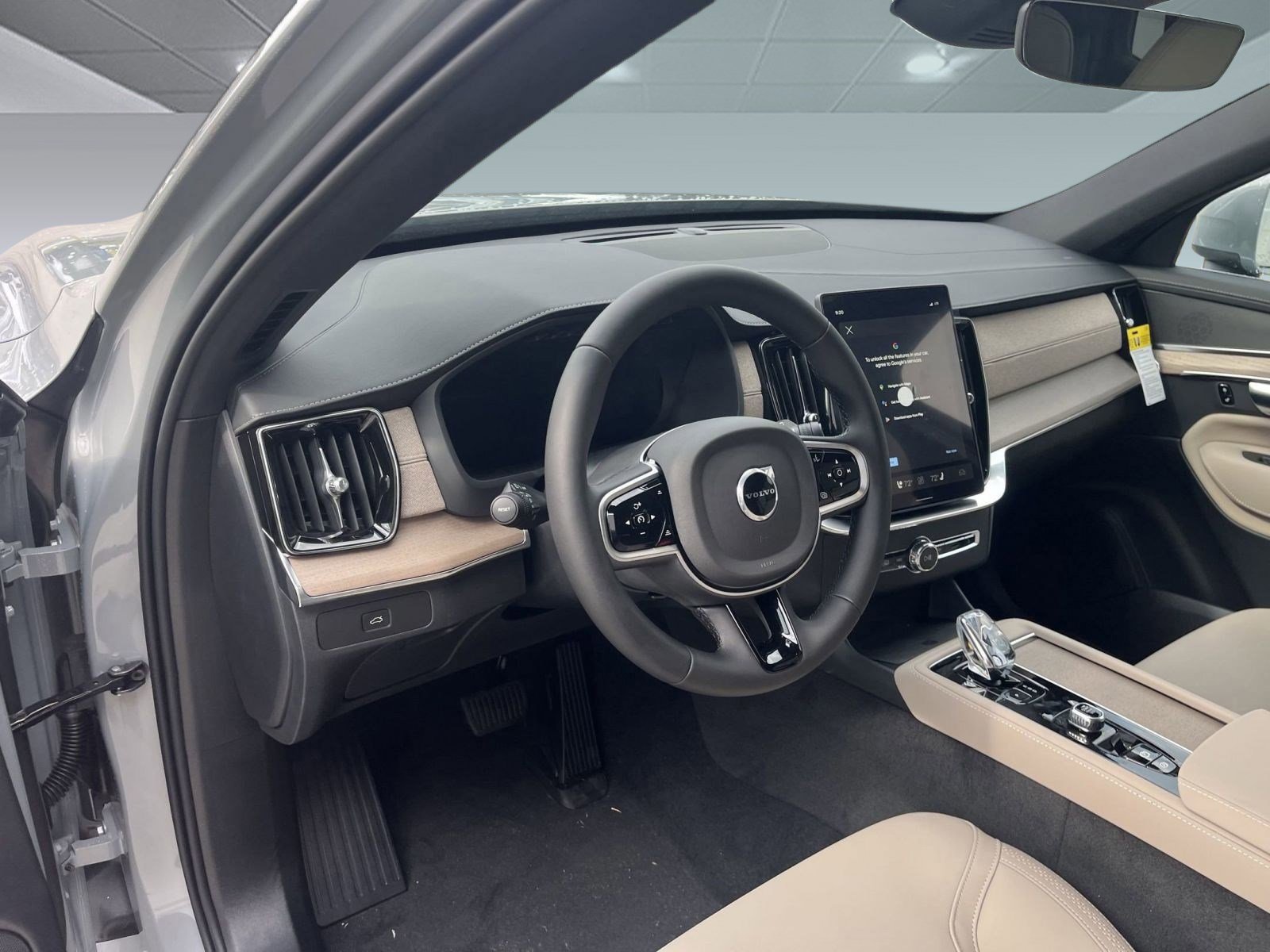 2026 Volvo XC90 B5 Core photo 4