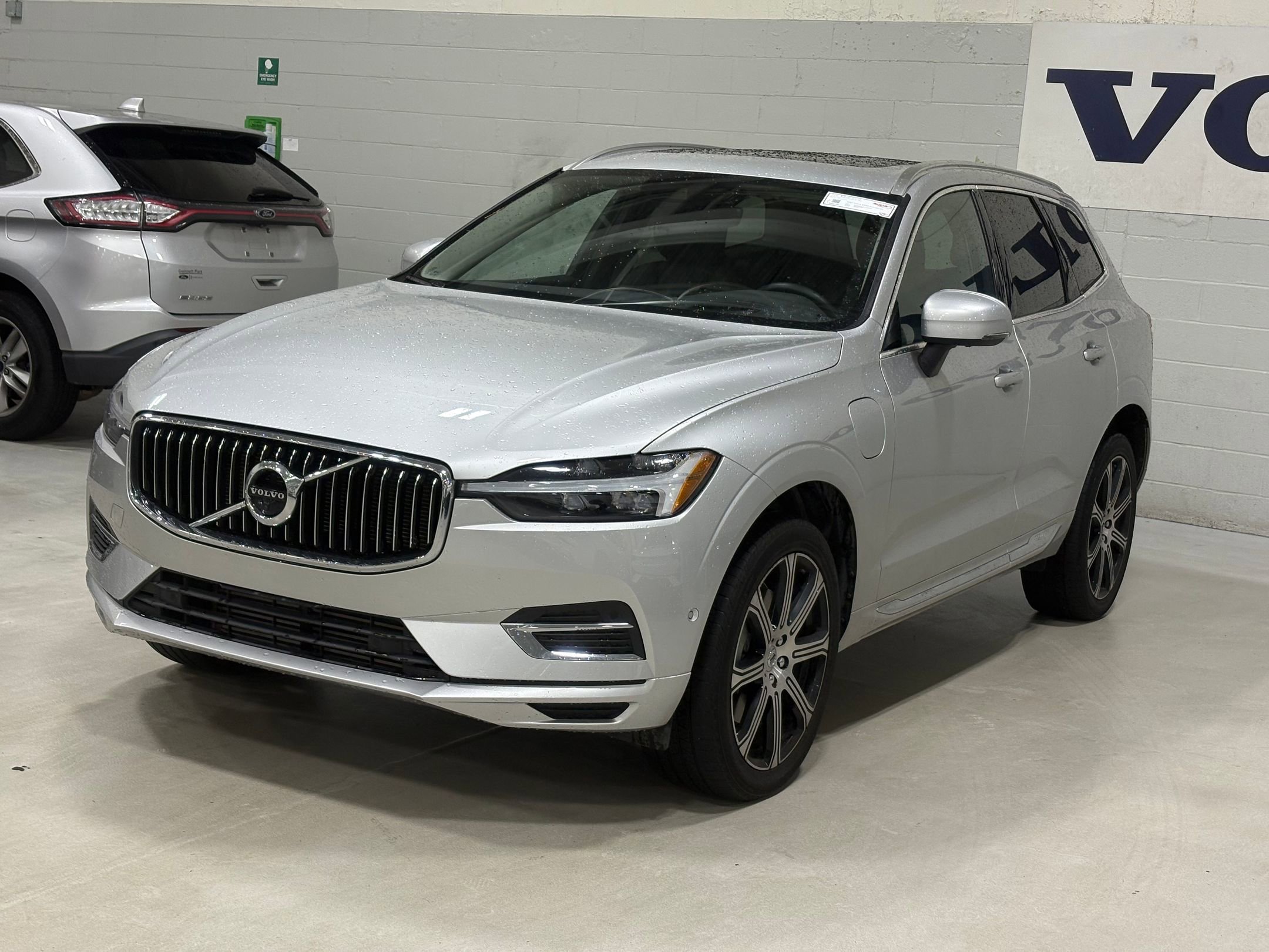 2021 Volvo XC60 Recharge Hybrid Inscription photo 2