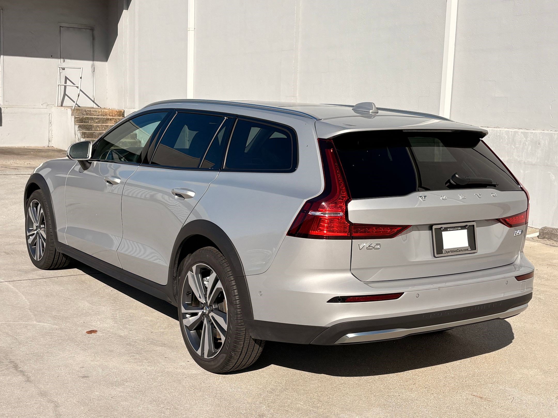 2025 Volvo V60 Cross Country Plus photo 3