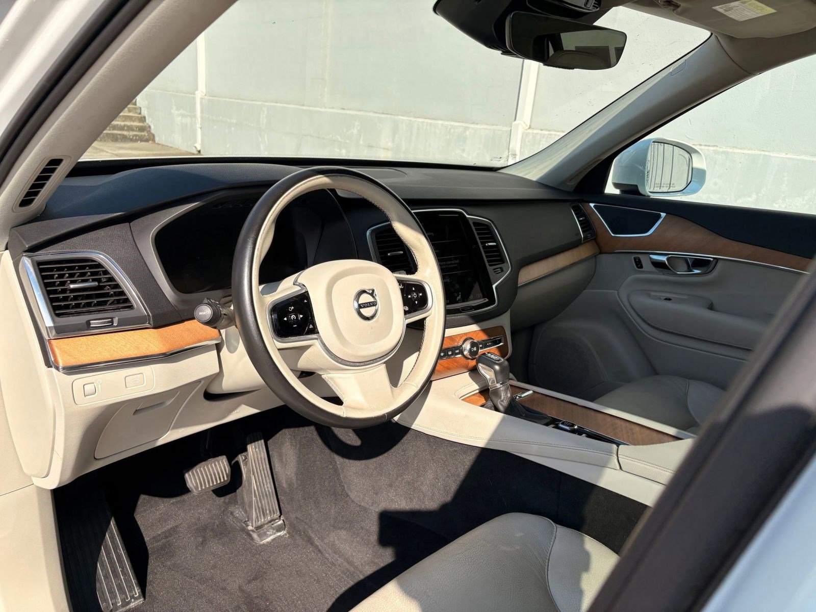 2021 Volvo XC90 Momentum photo 3