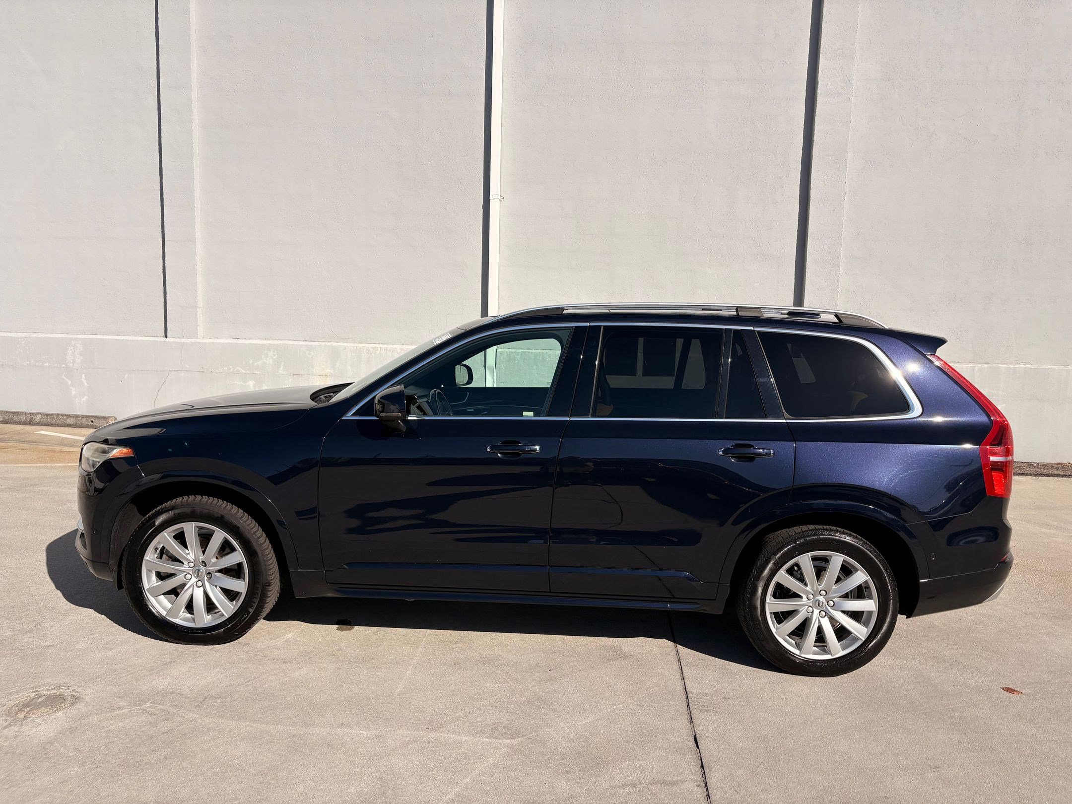 2016 Volvo XC90 T6 Momentum photo 2