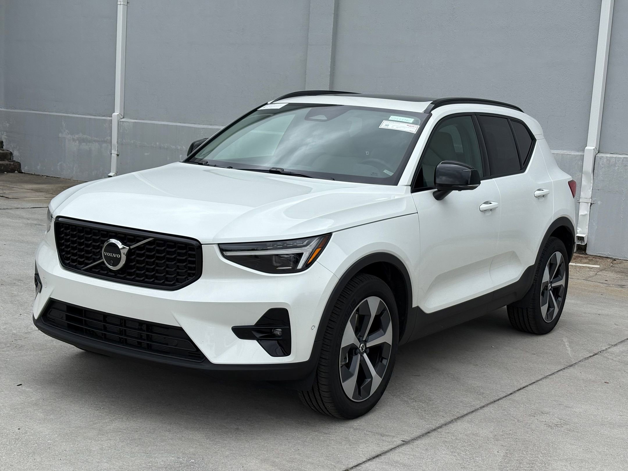 2025 Volvo XC40 Plus photo 2