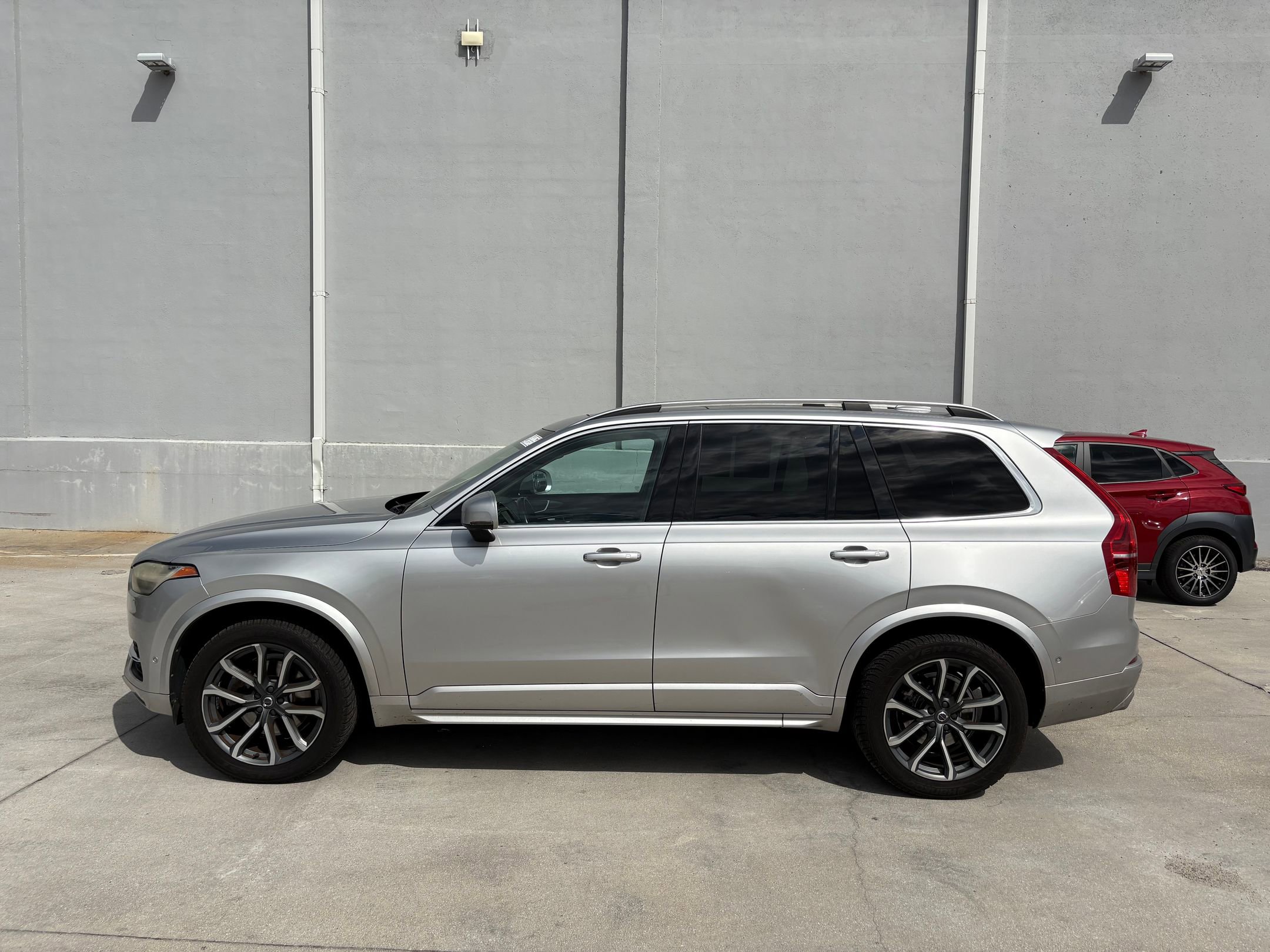 2016 Volvo XC90 T6 Momentum photo 2