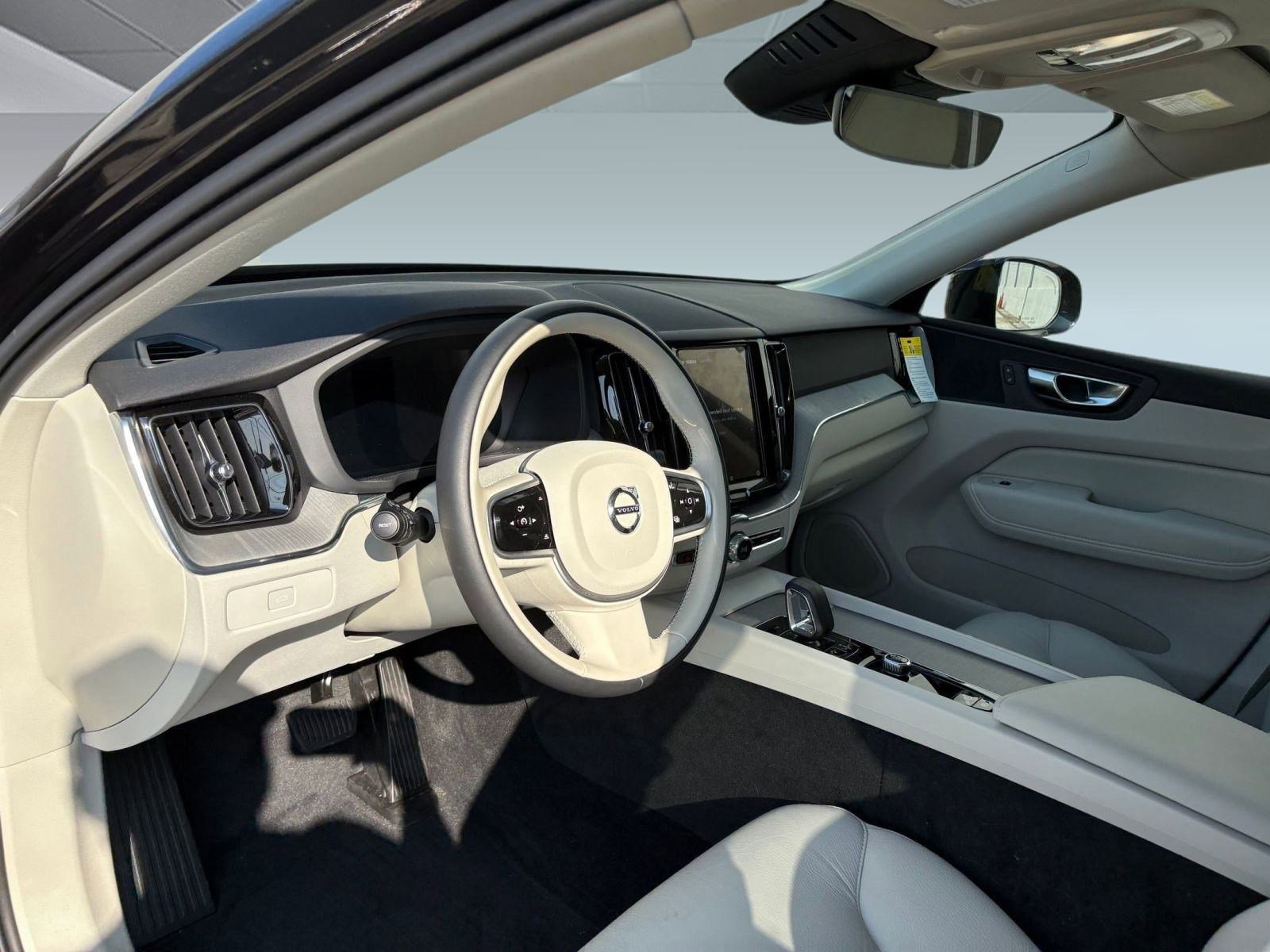 2025 Volvo XC60 B5 Plus photo 4
