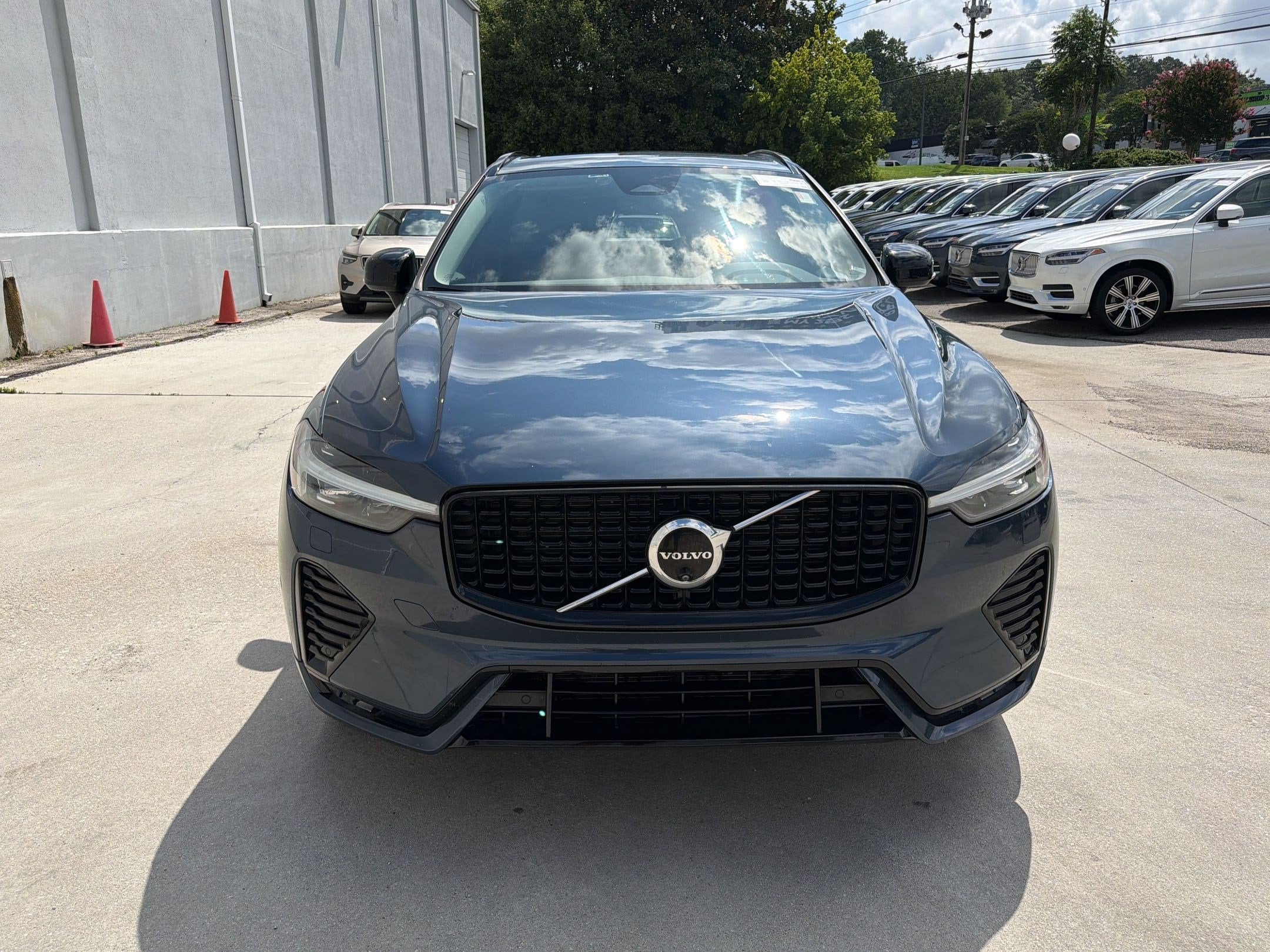 XC60 Plus Dark Theme SUV