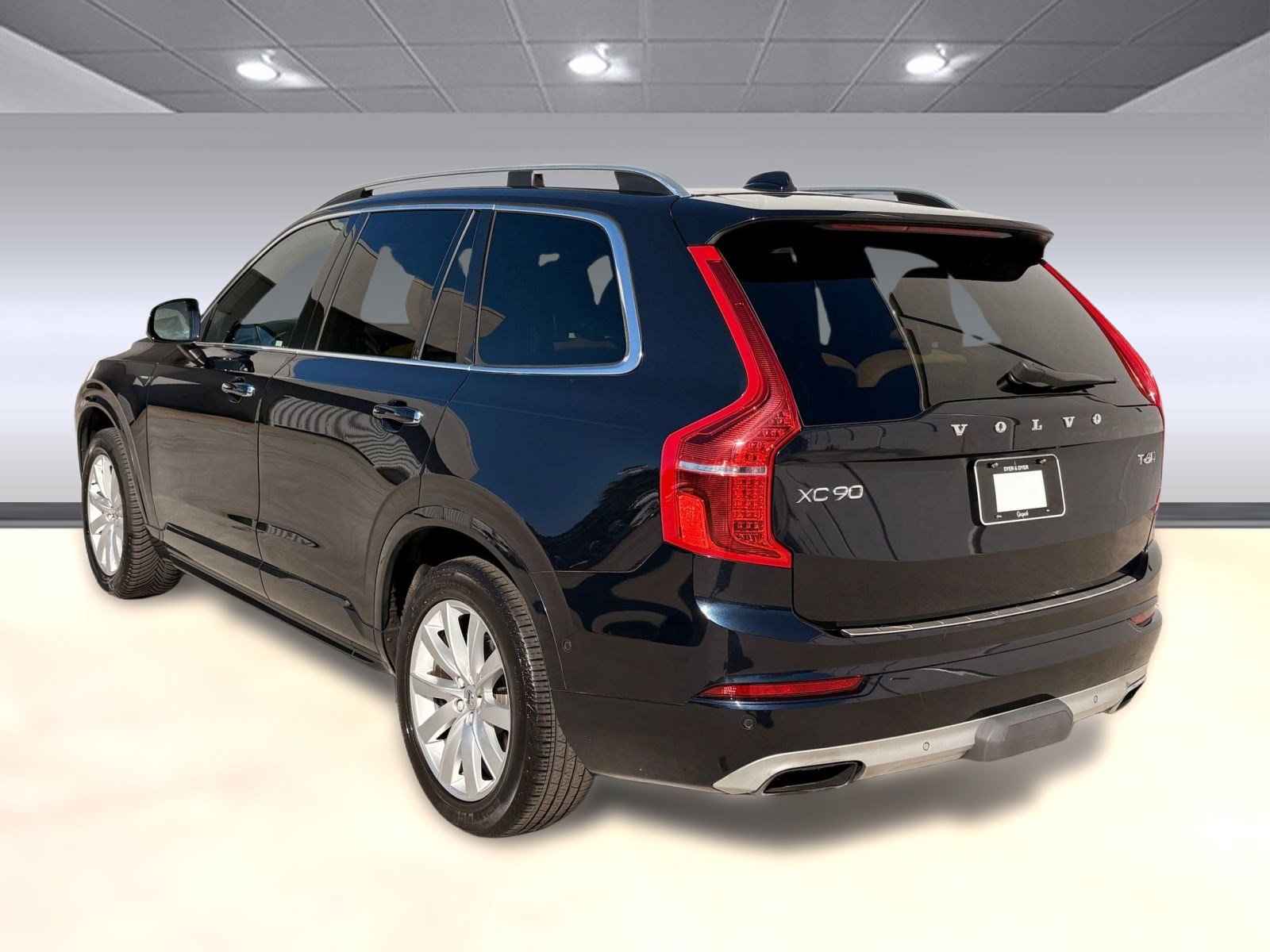 2016 Volvo XC90 T6 Momentum photo 2