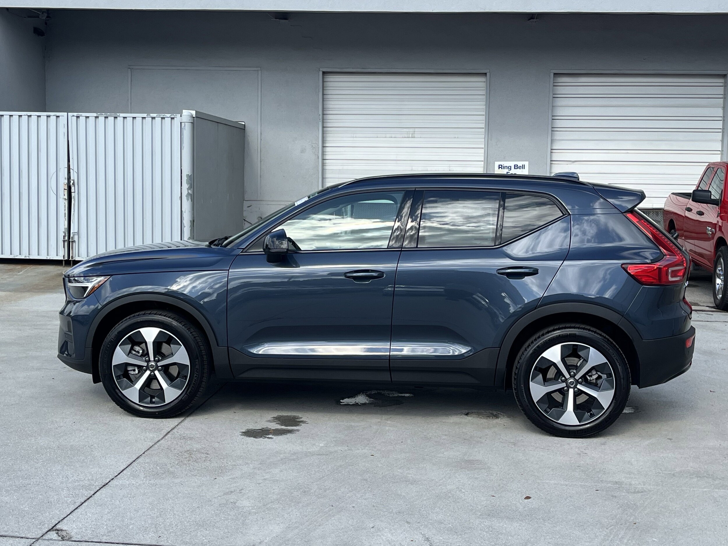 2026 Volvo XC40 Core photo 3