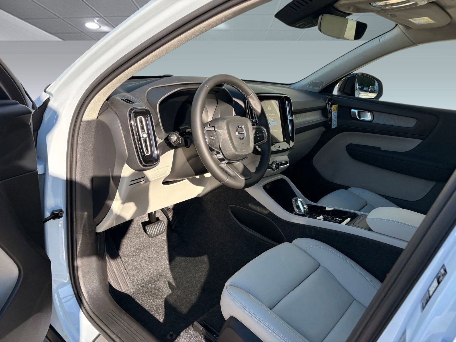 2026 Volvo XC40 Plus photo 4