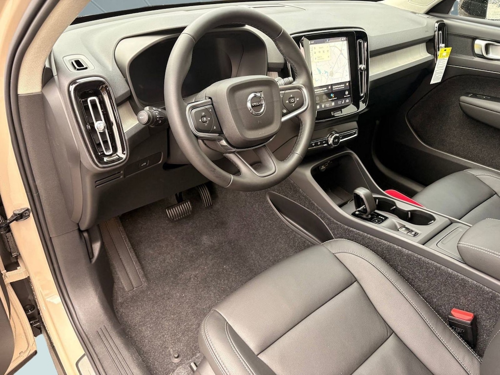 New 2026 Volvo XC40 B4 Core SUV