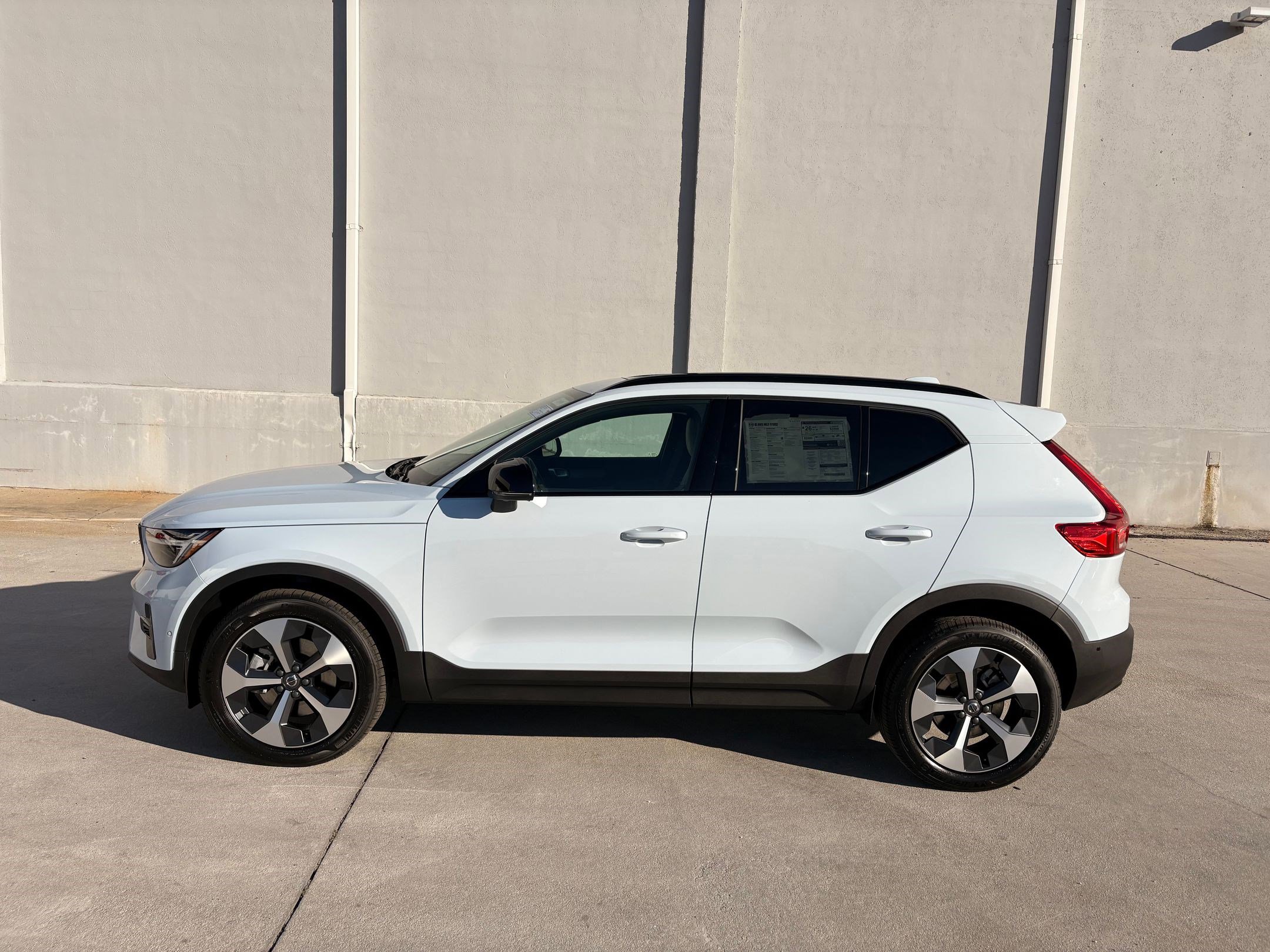 2026 Volvo XC40 Plus photo 2