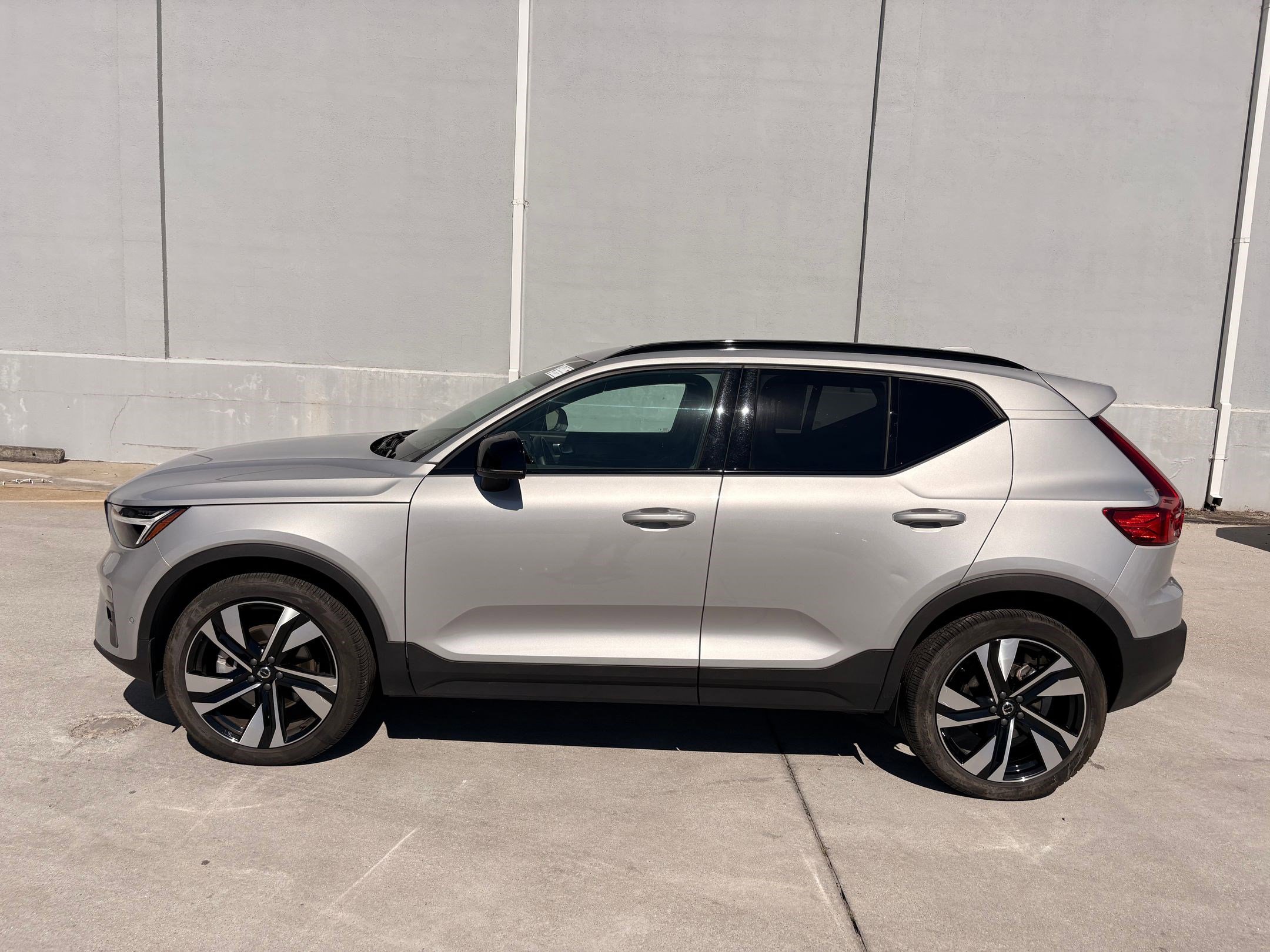 2025 Volvo XC40 Plus photo 2