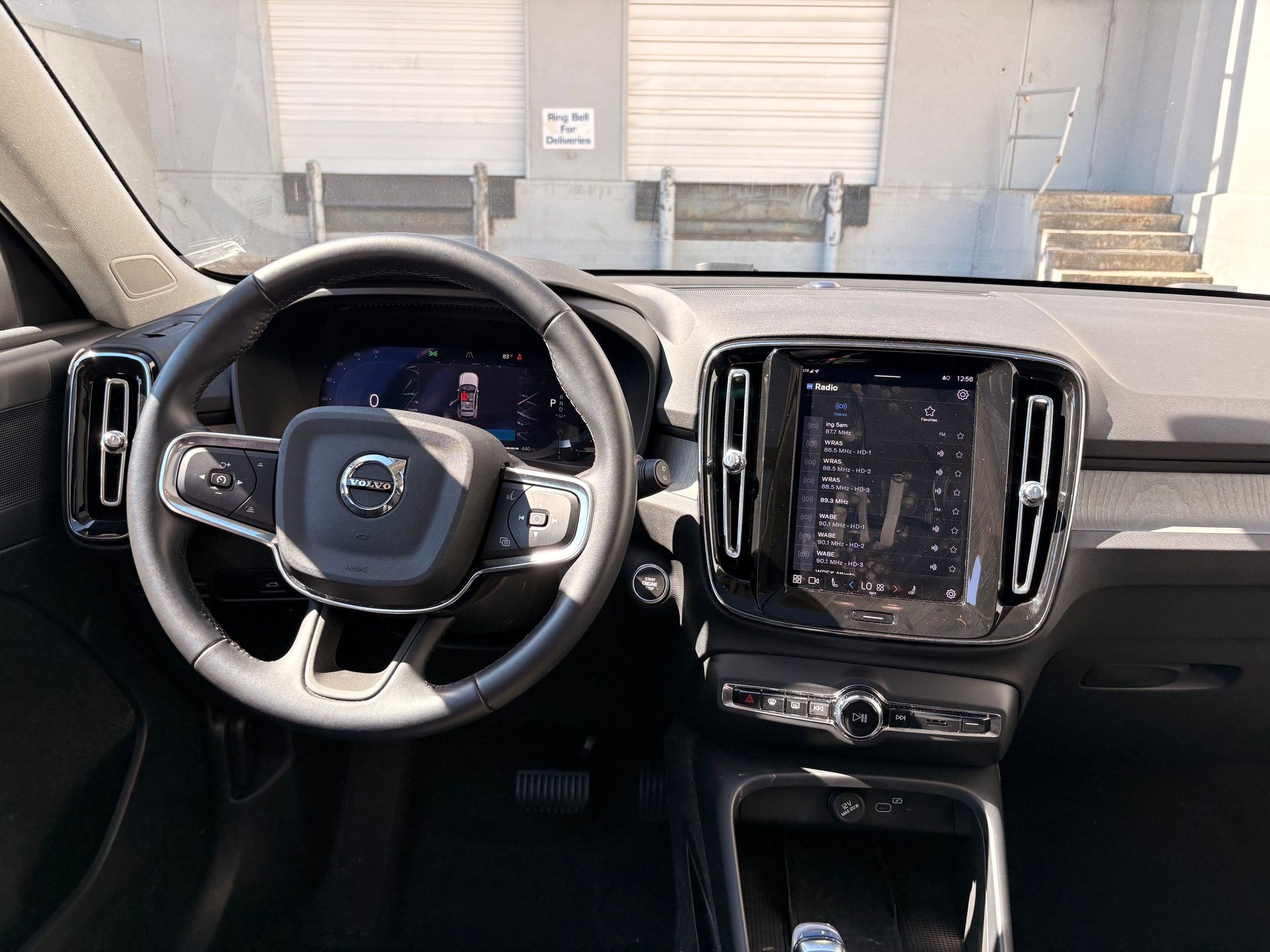 2025 Volvo XC40 Plus photo 2