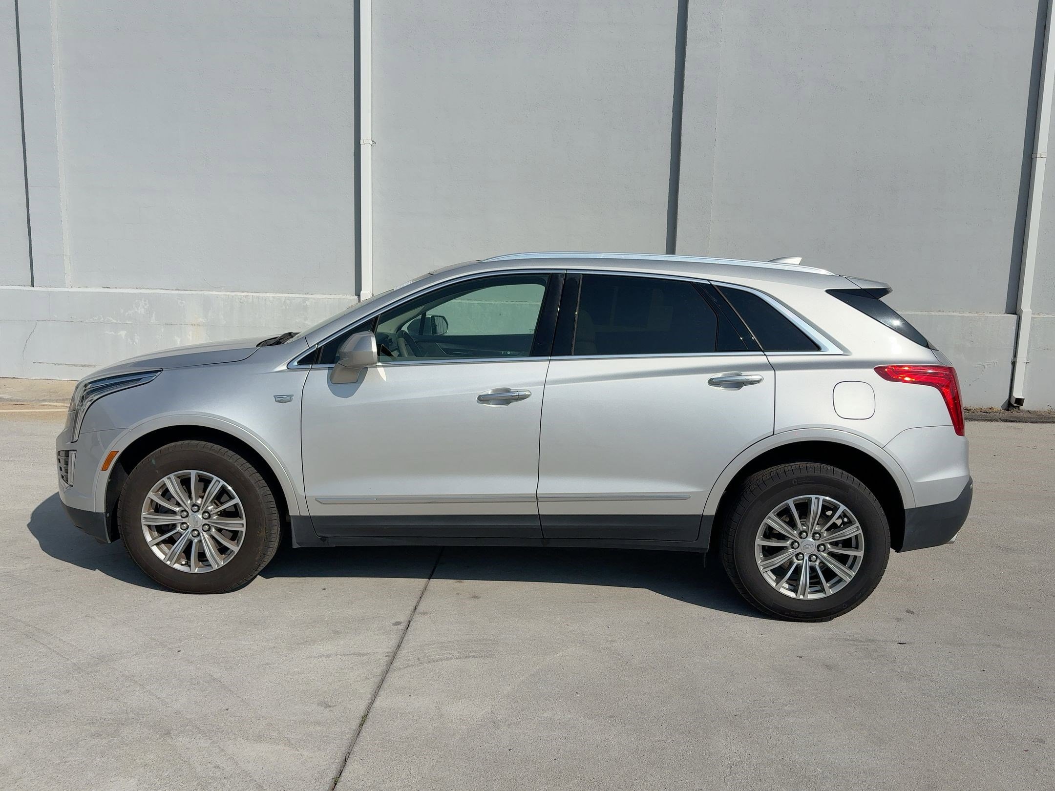 2017 Cadillac XT5 Luxury photo 2