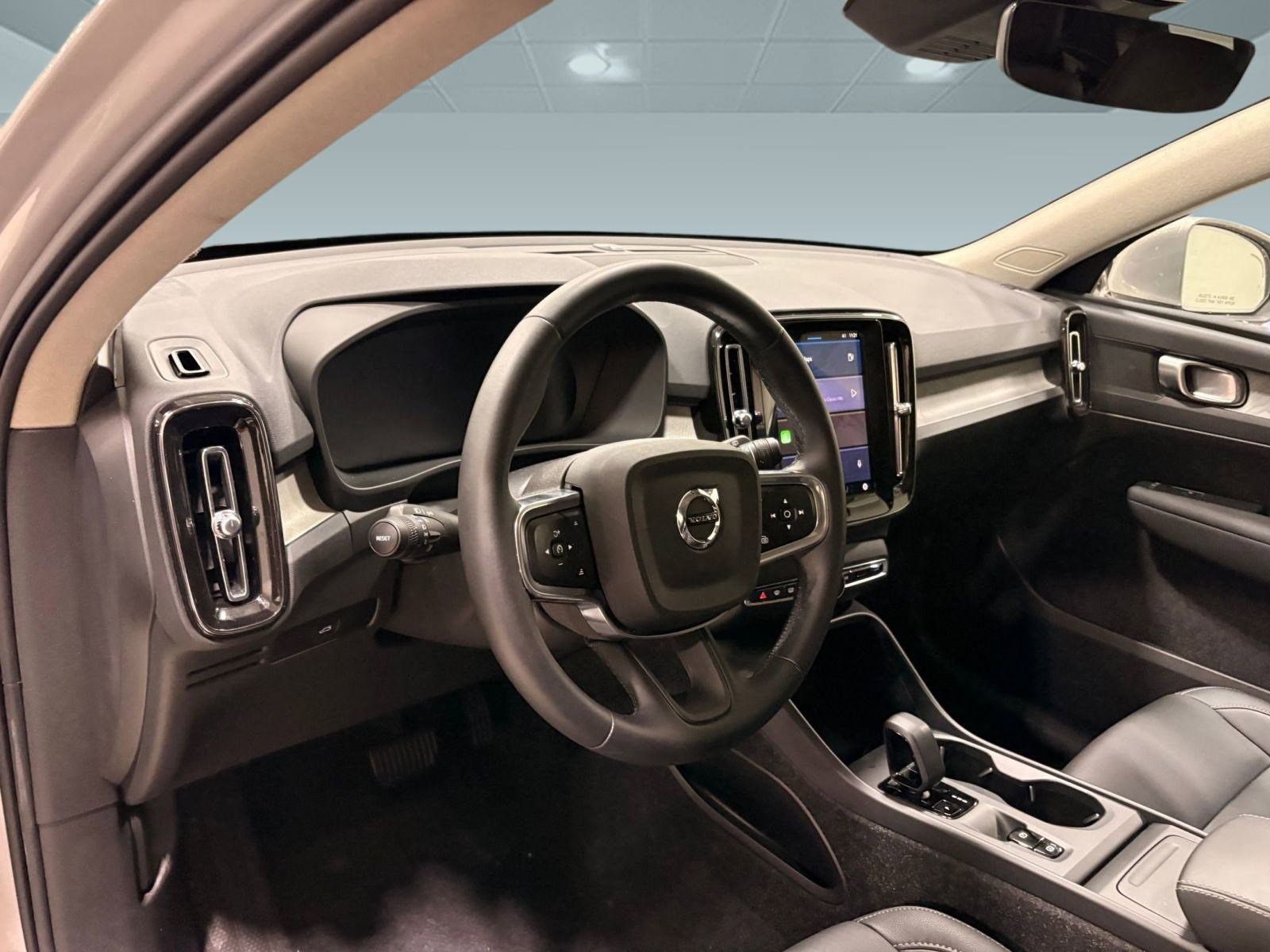 2025 Volvo XC40 Core photo 4
