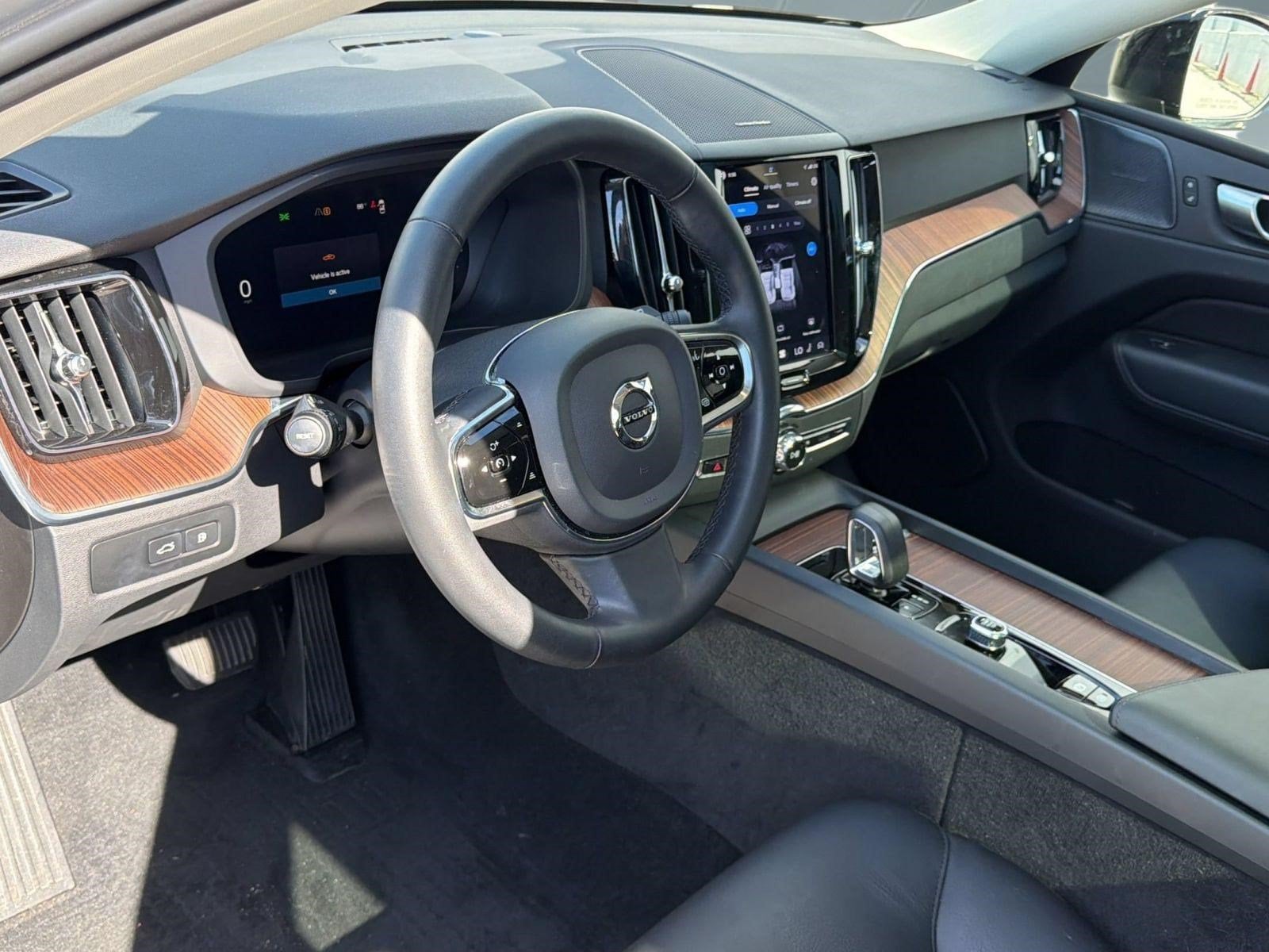 XC60 Plug-in Hybrid Plus Dark Theme SUV