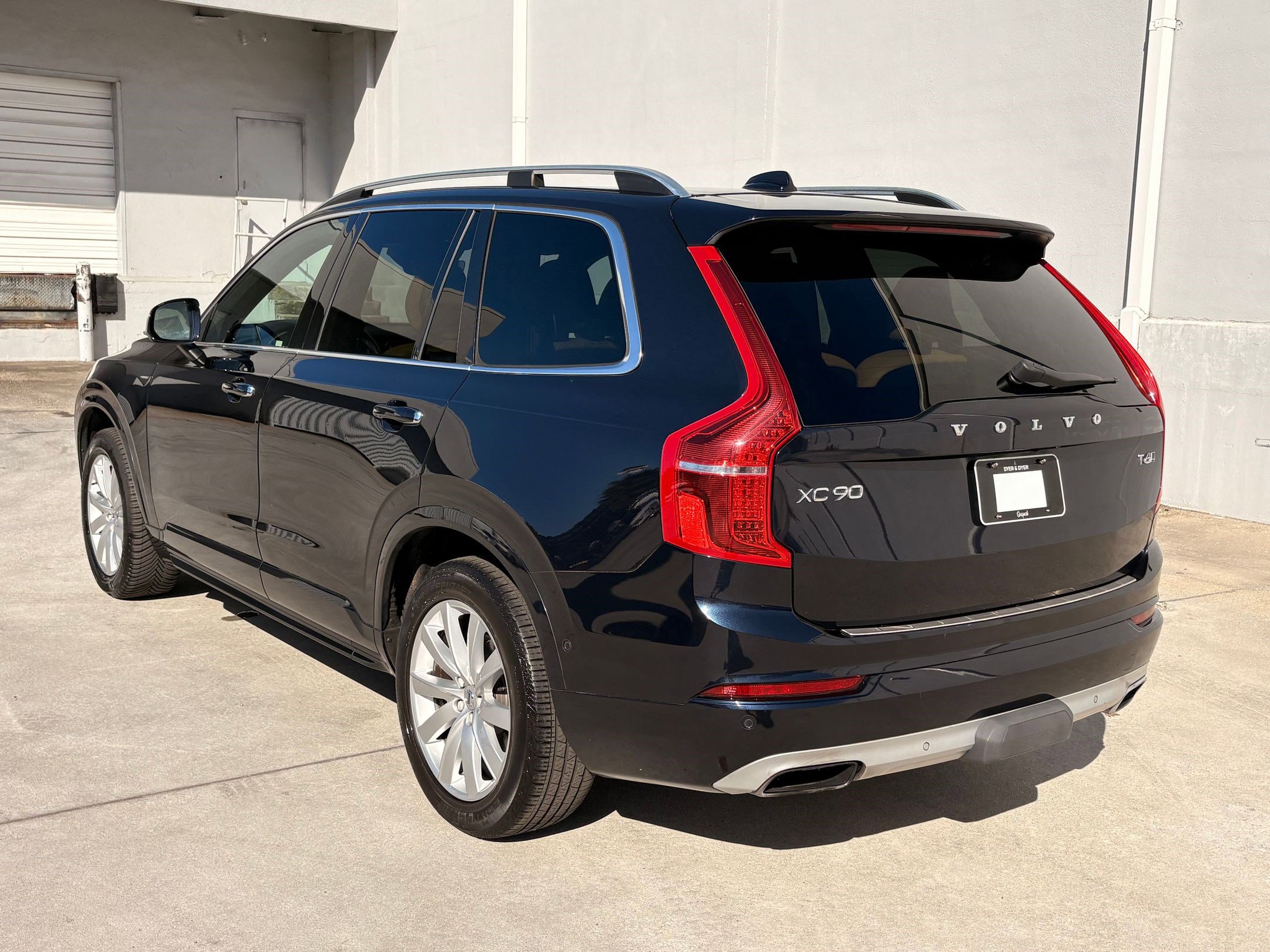 2016 Volvo XC90 T6 Momentum photo 3