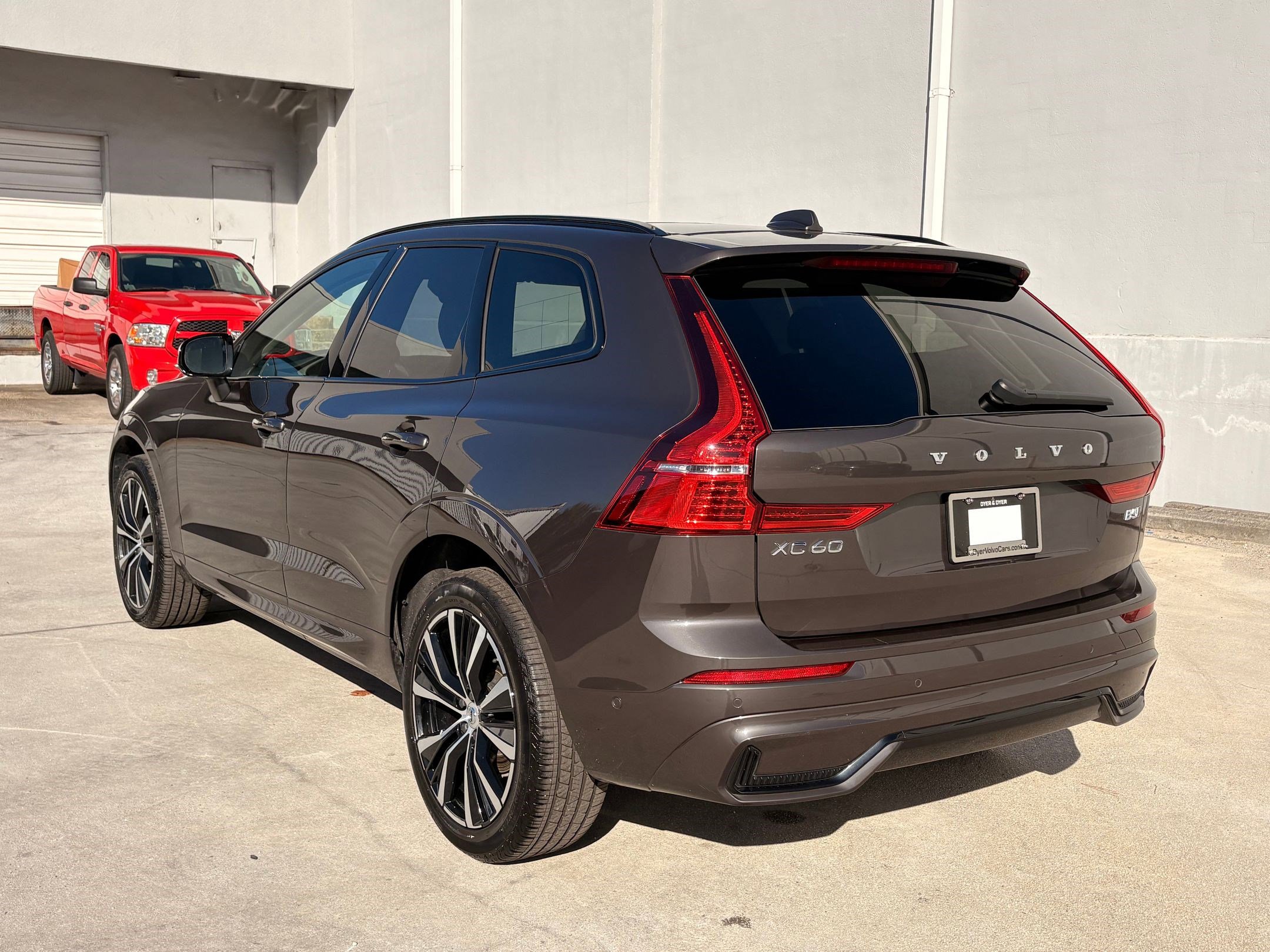 2025 Volvo XC60 Plus photo 3