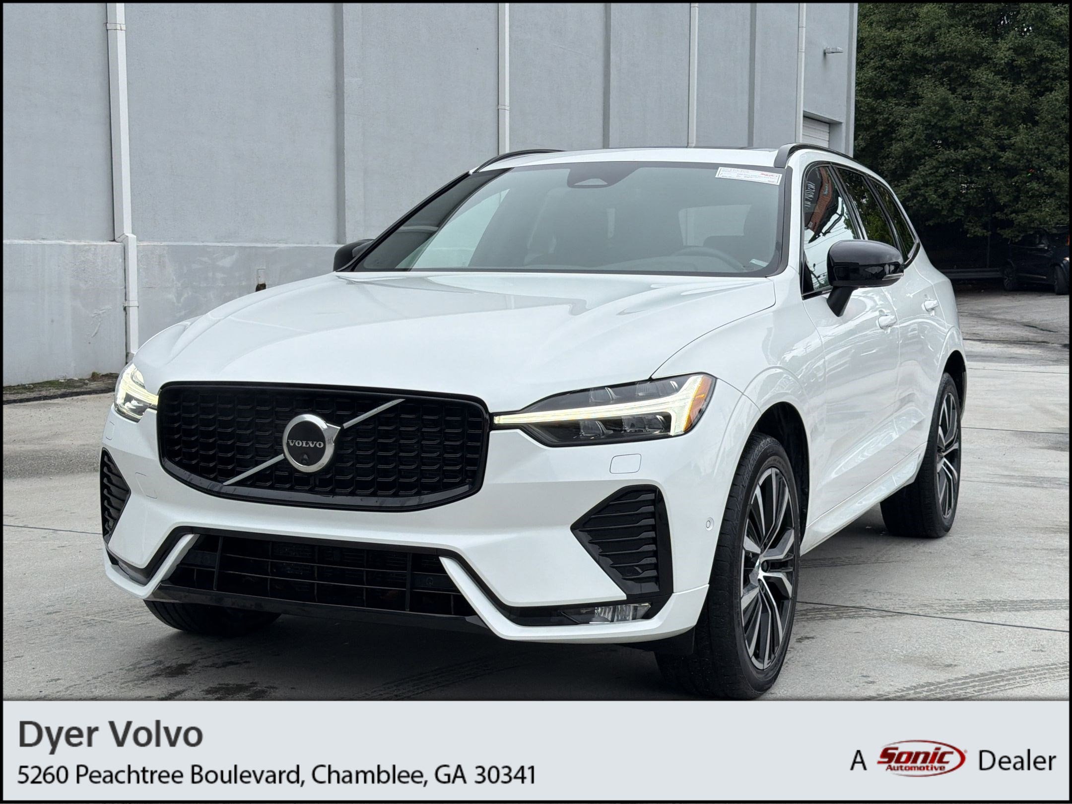 2023 Volvo XC60 B5 Plus Dark Theme AWD's photo