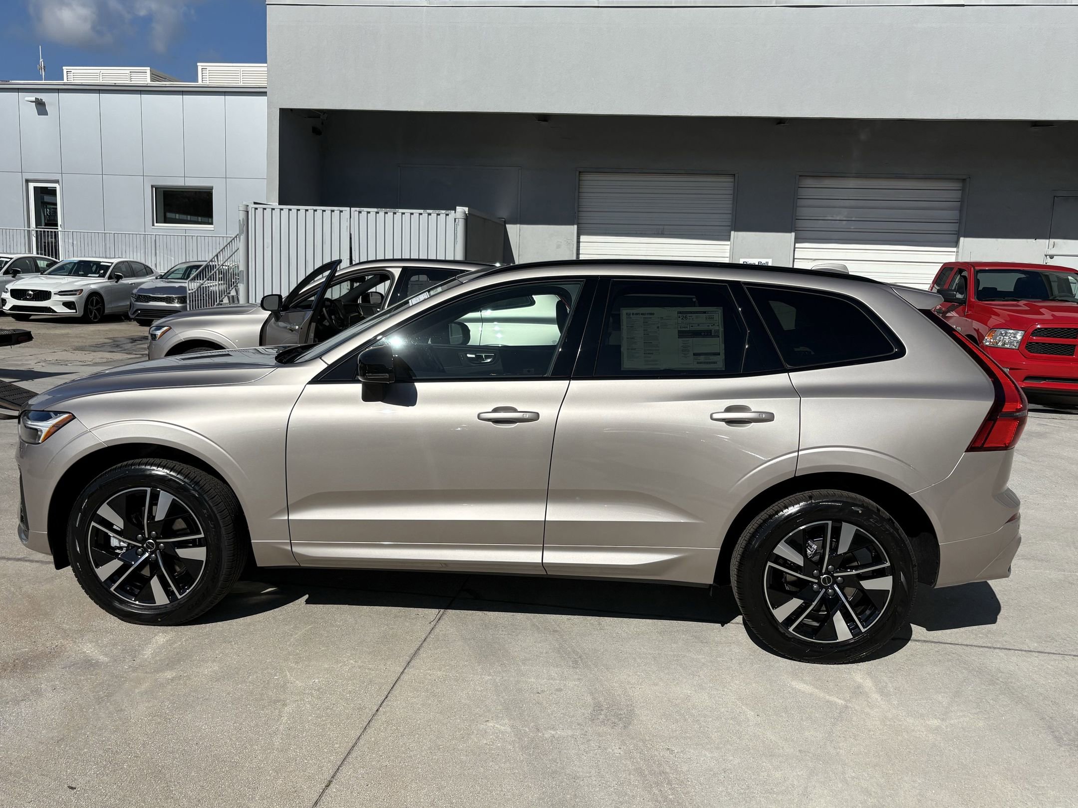 2026 Volvo XC60 B5 Core photo 2