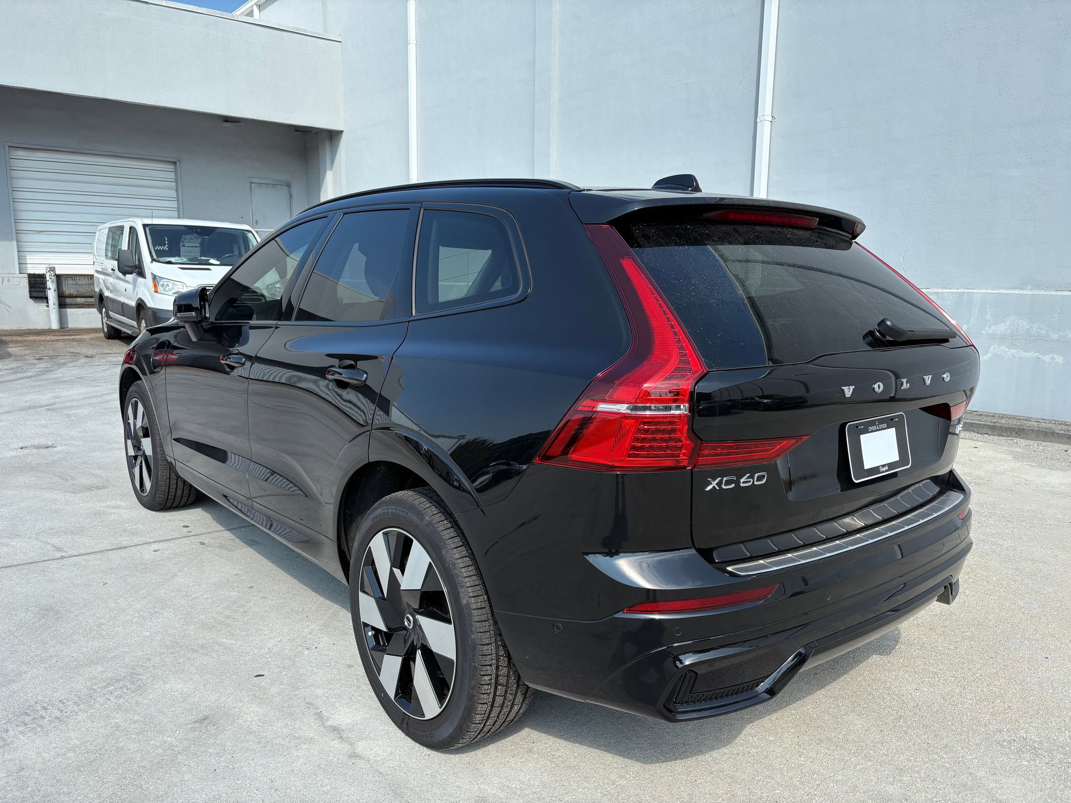 2025 Volvo XC60 Hybrid Plus photo 3