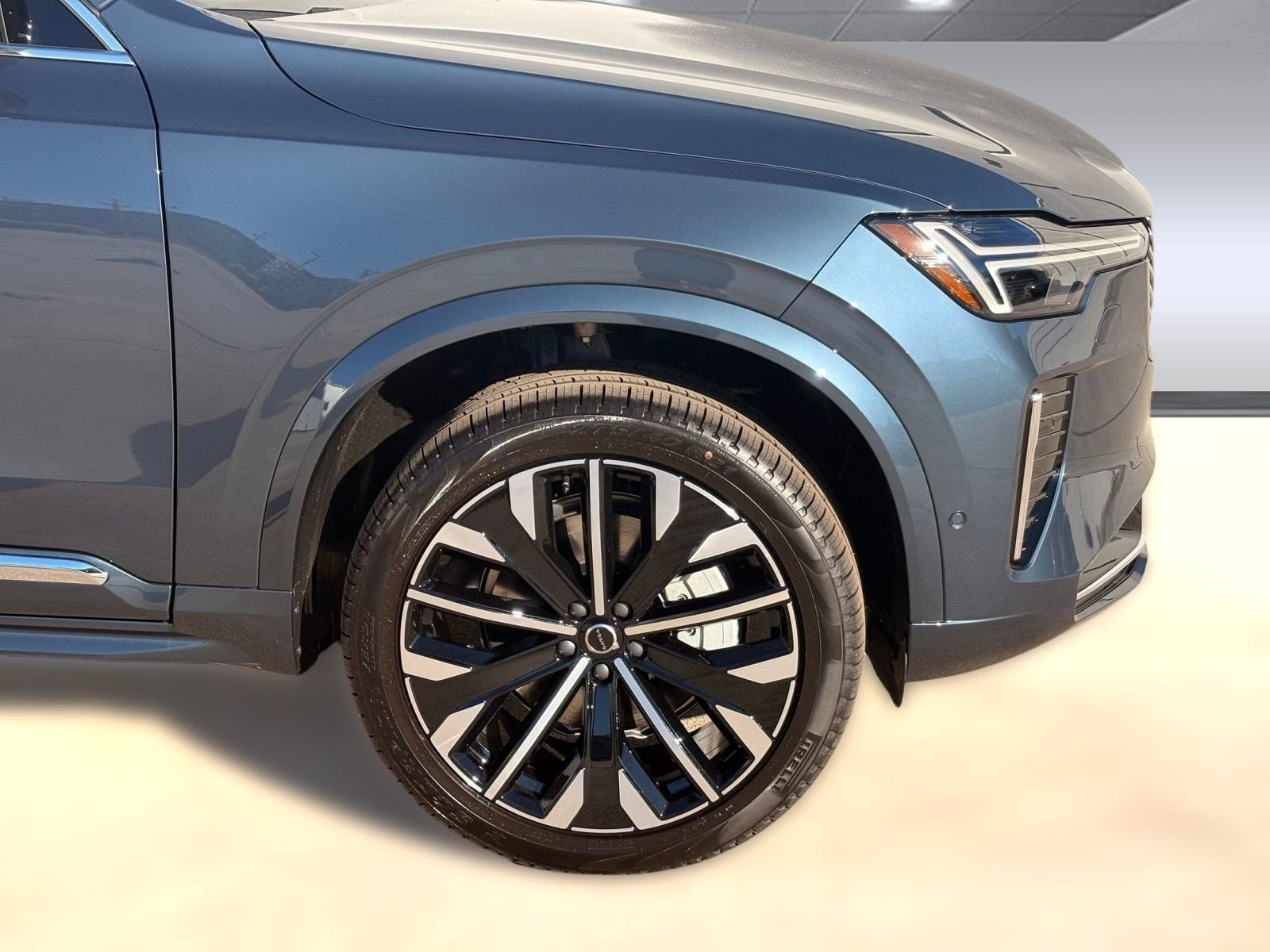 2026 Volvo XC90 Plus - Photo 11
