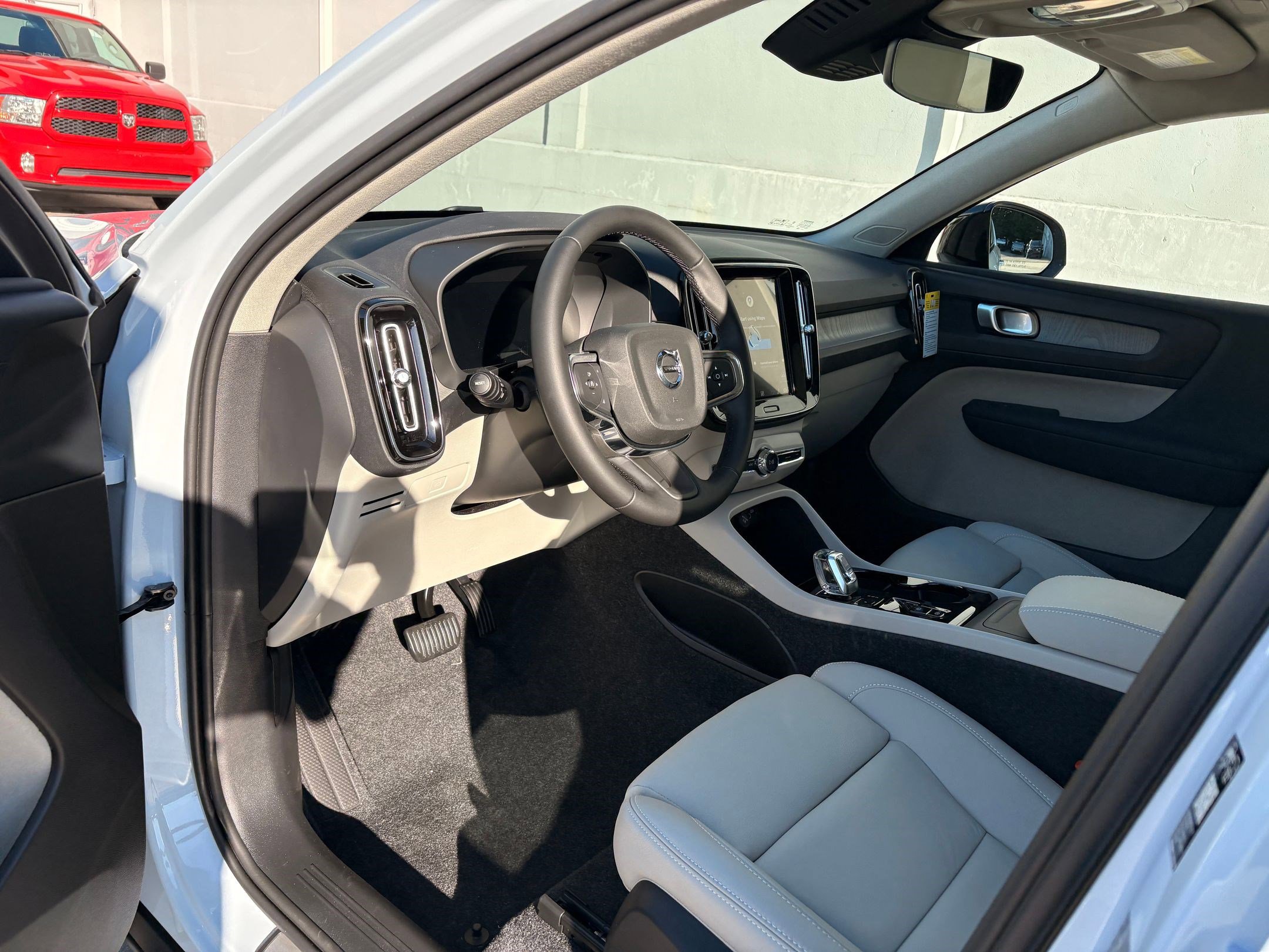 2026 Volvo XC40 Plus photo 4