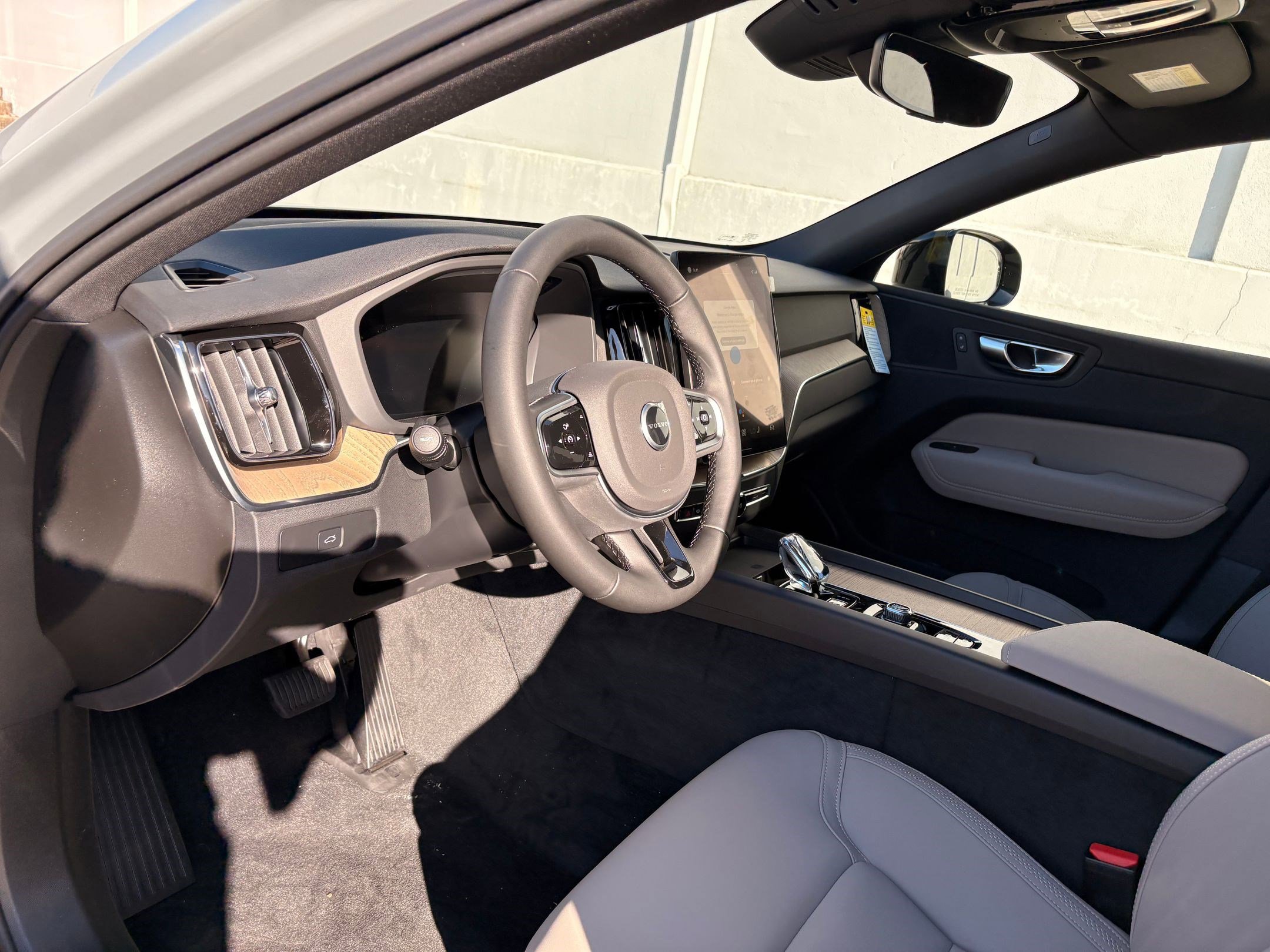 2026 Volvo XC60 B5 Plus photo 4