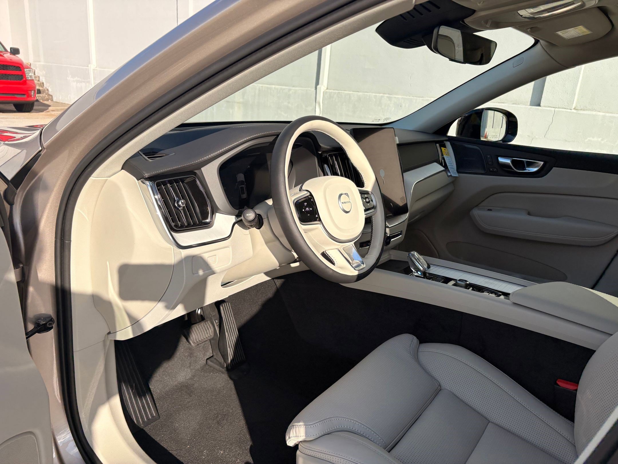 2026 Volvo XC60 B5 photo 4