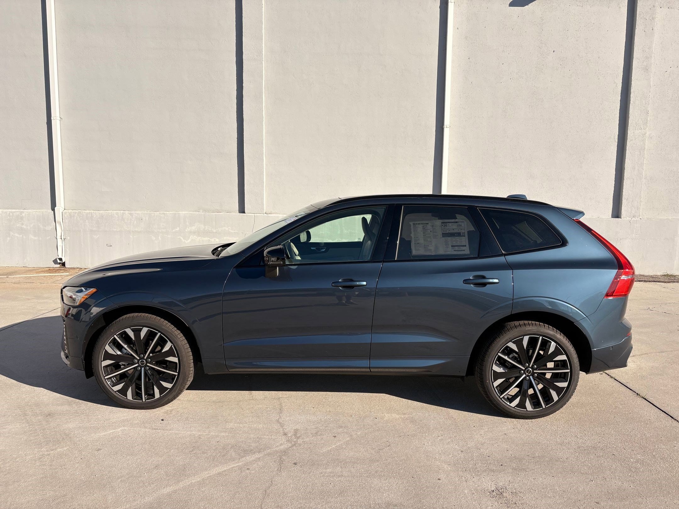 2026 Volvo XC60 B5 photo 2