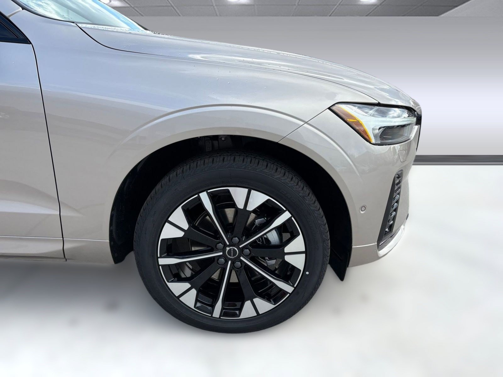 2026 Volvo XC60 Plus - Photo 11