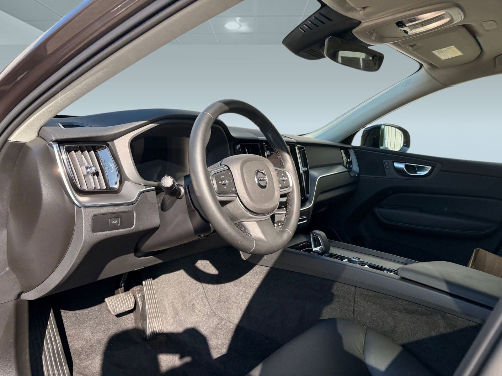 2025 Volvo XC60 B5 Core photo 4