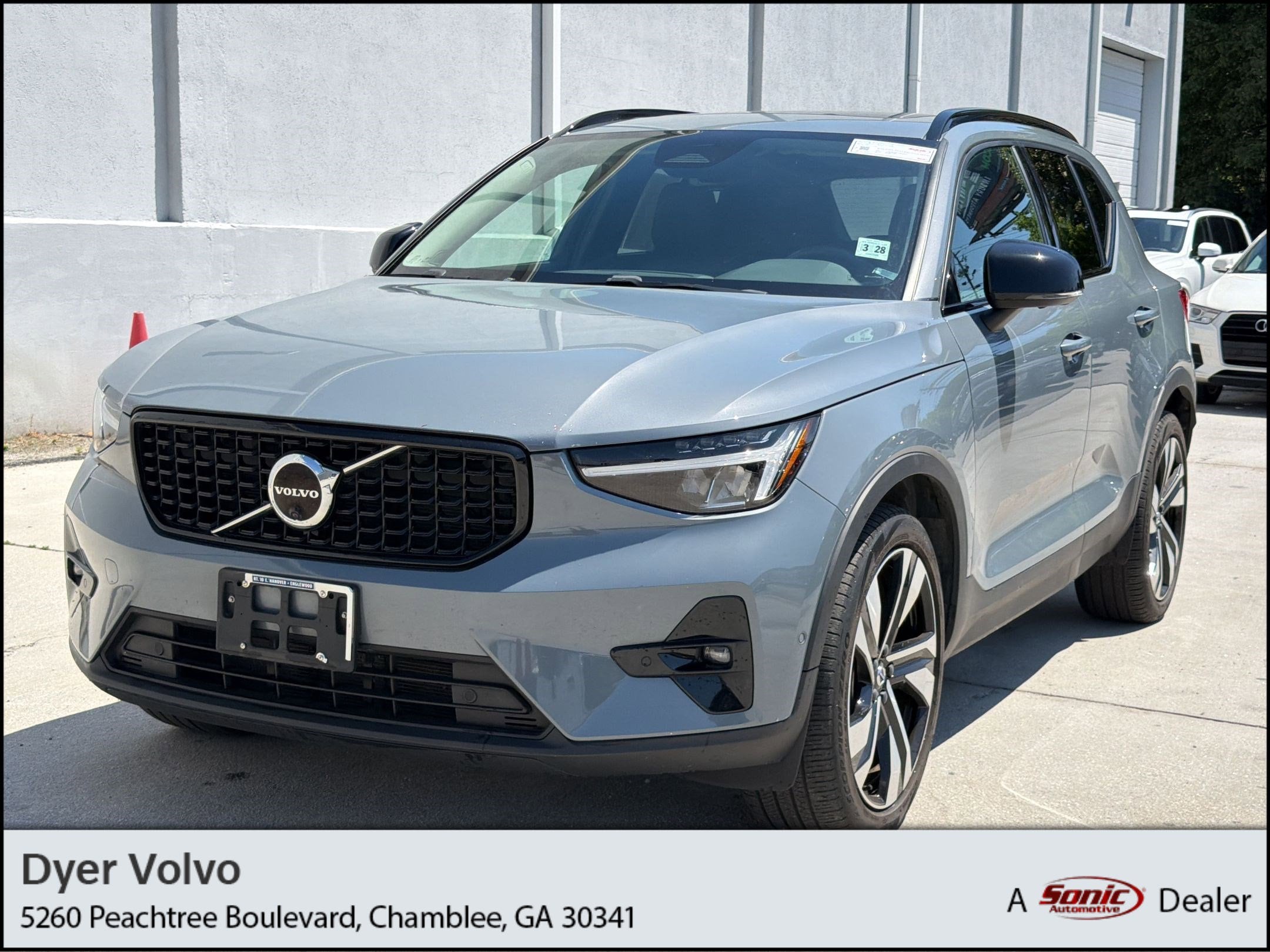 2023 Volvo XC40 B5 Plus Dark AWD's photo