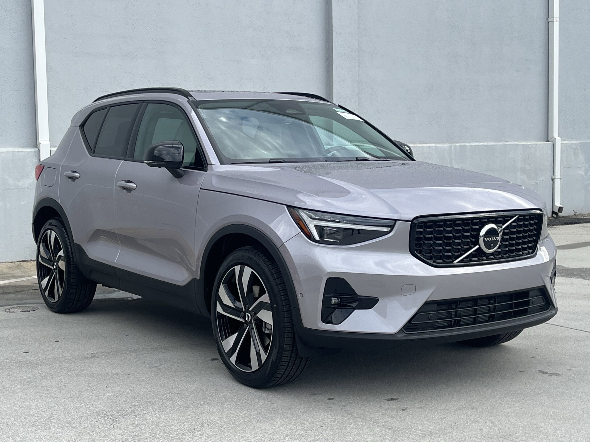 2026 Volvo XC40 photo 2