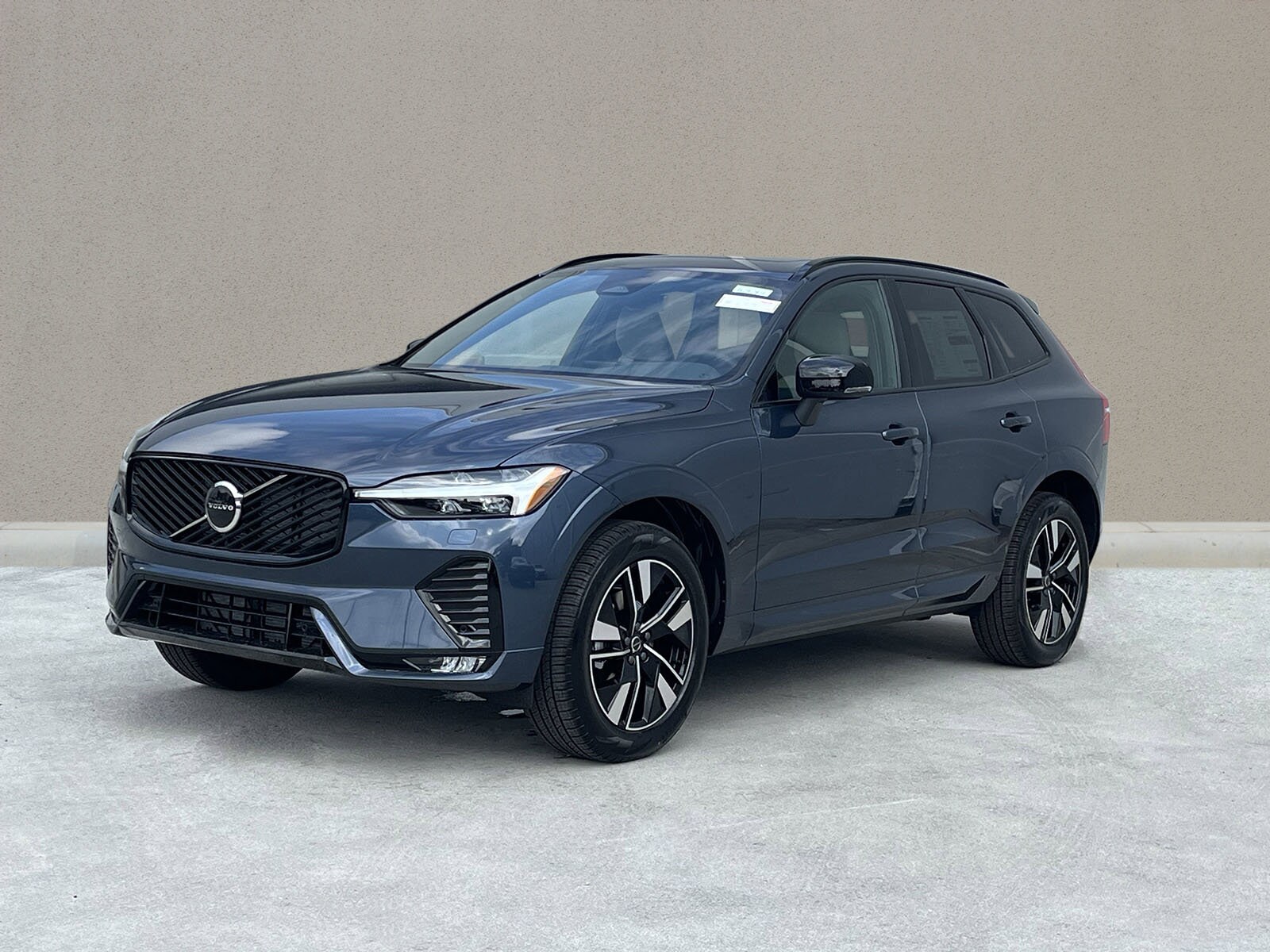 2026 Volvo XC60 B5 Core photo 2
