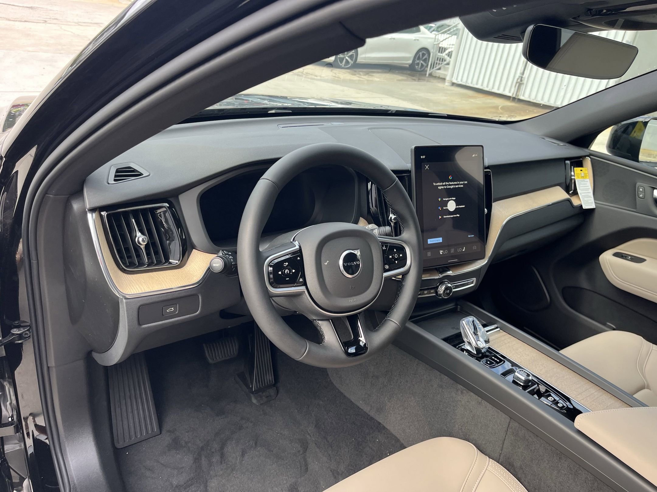 2026 Volvo XC60 B5 Plus photo 4