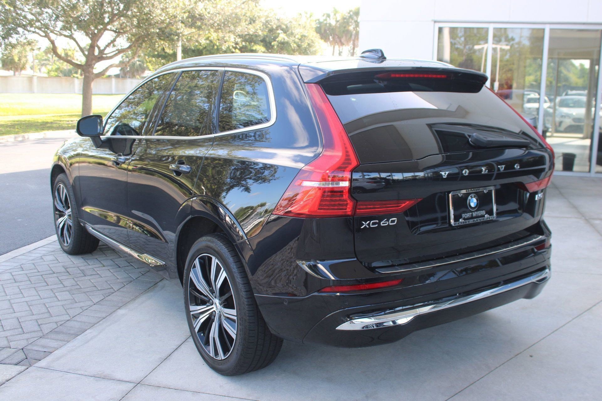 2023 Volvo XC60 B5 Plus photo 3